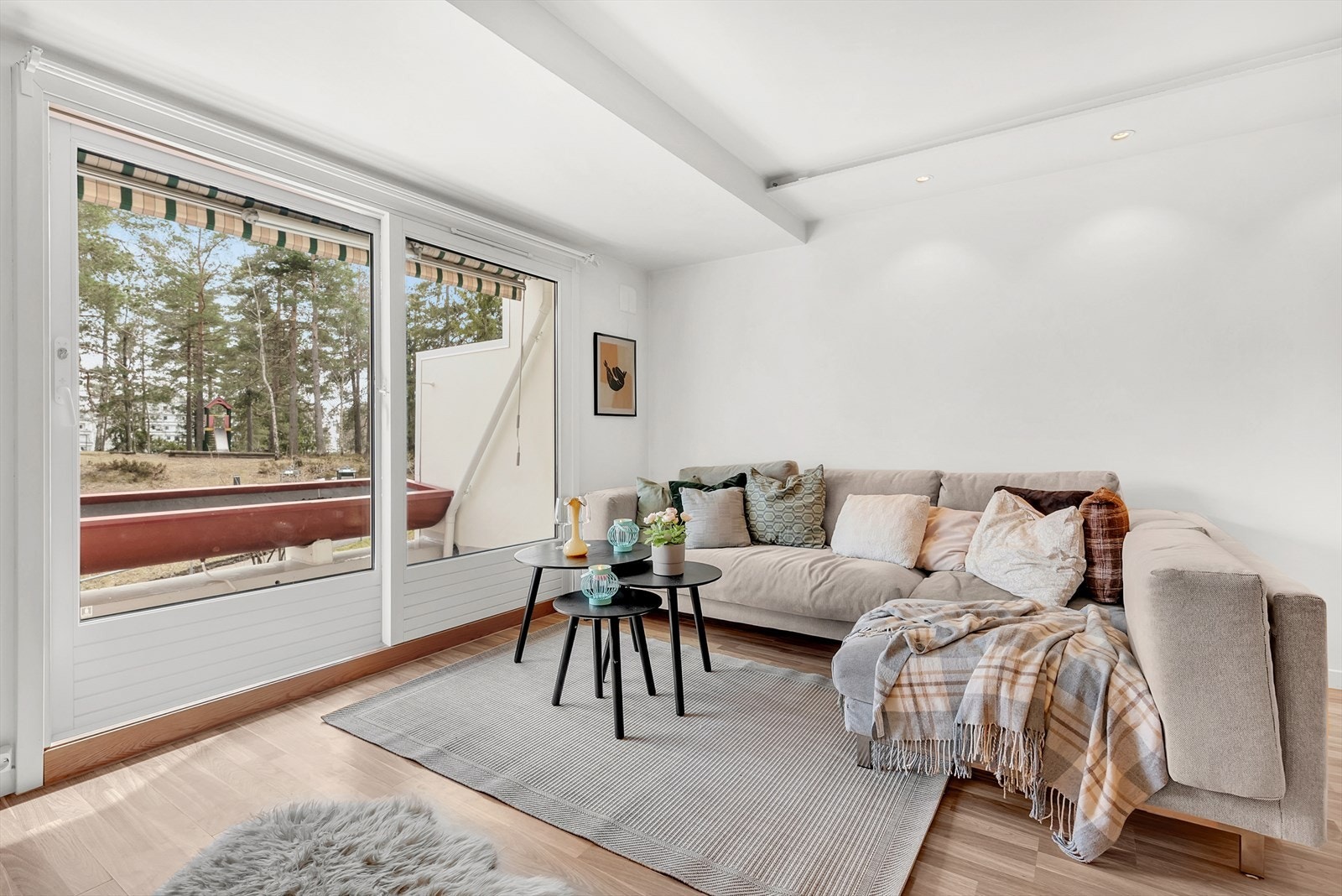 God plass til sofakrok med utsikt Galleribilde