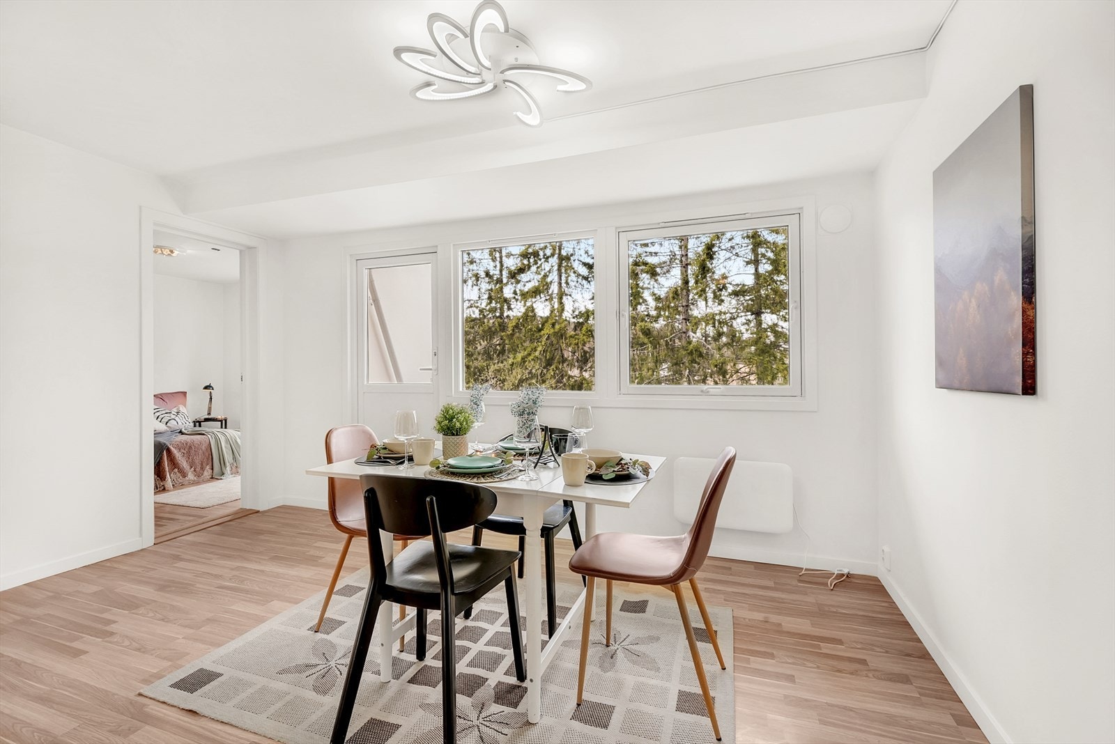 Her finner spisebord og stoler sin naturlige plass Galleribilde