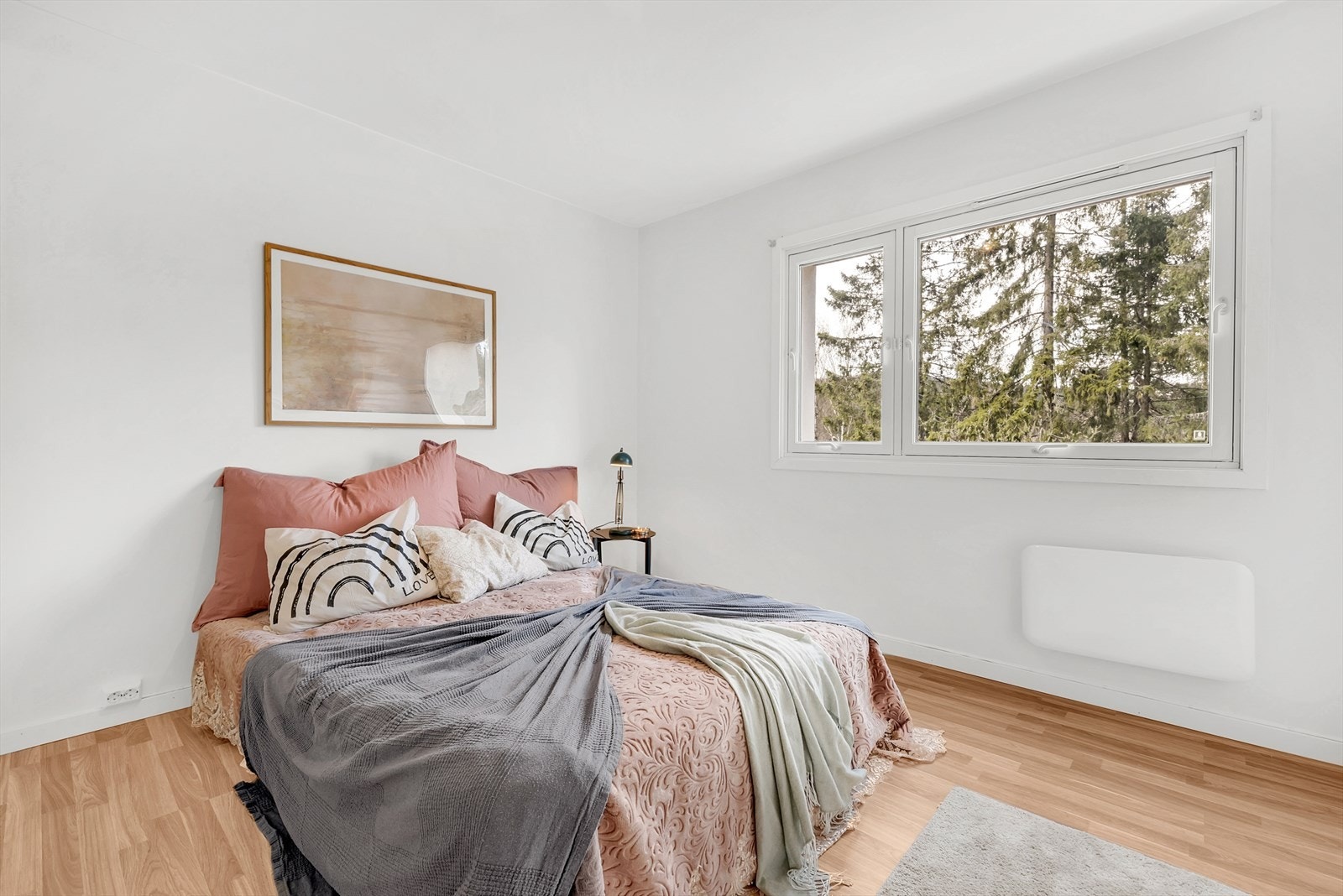 Store vinduer og god plass til oppbevaring og diverse møblement Galleribilde