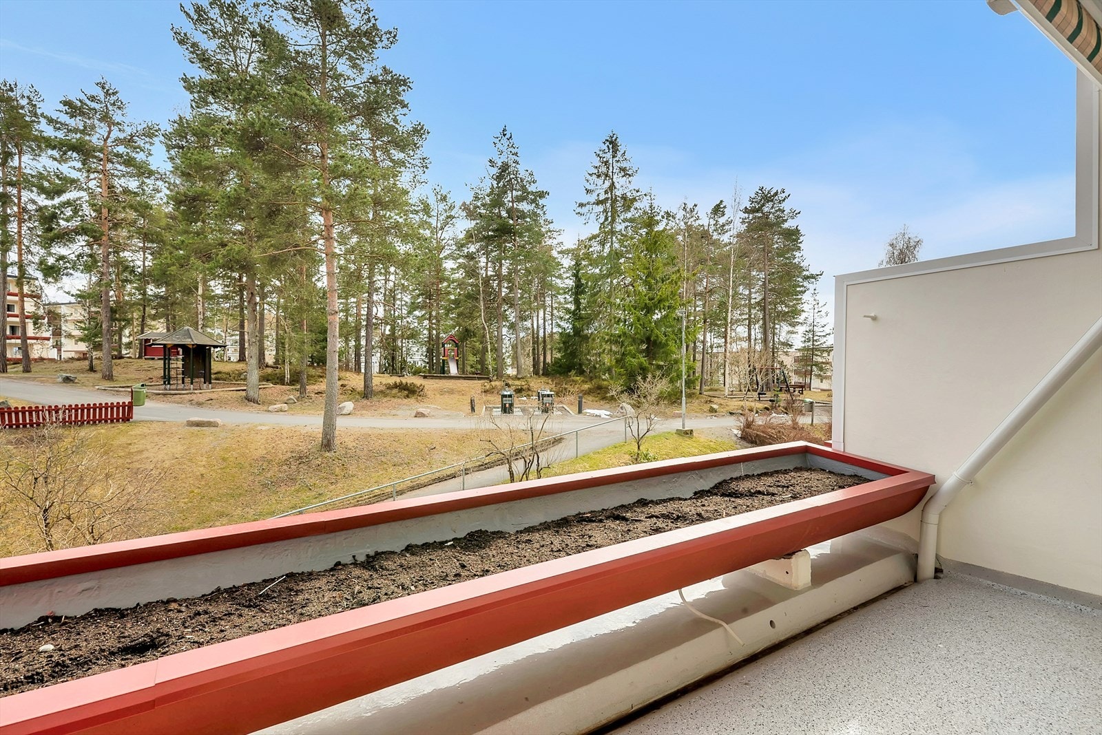 Støpt balkong med blomsterbed i betong som rekkverk Galleribilde