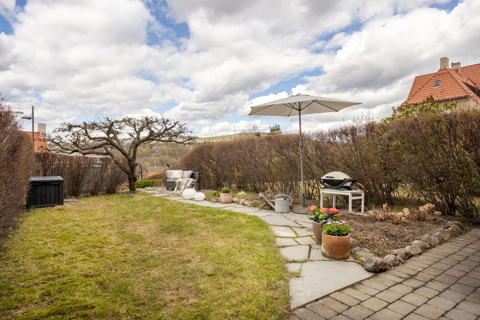 Hagen på baksiden av boligen er av meget god størrelse med flere ulike soner og nivåer som gir boltreplass for både store og små. Galleribilde