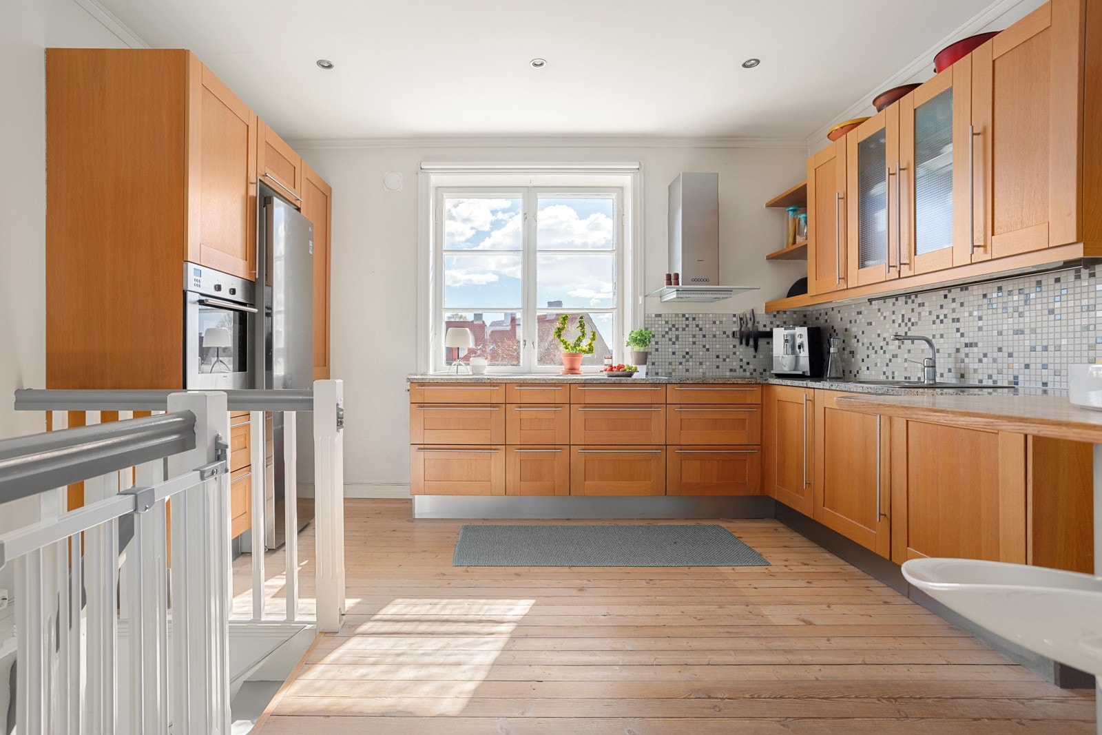 Kjøkkeninnredningen er av eik fra HTH, og var ny i 2003. Galleribilde