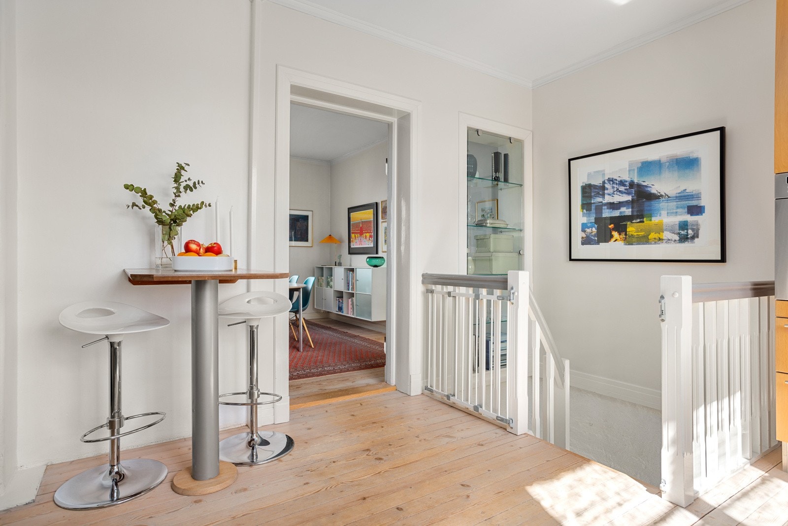 Det er plass til et praktisk barbord på kjøkkenet - perfekt for de enklere måltid. Galleribilde