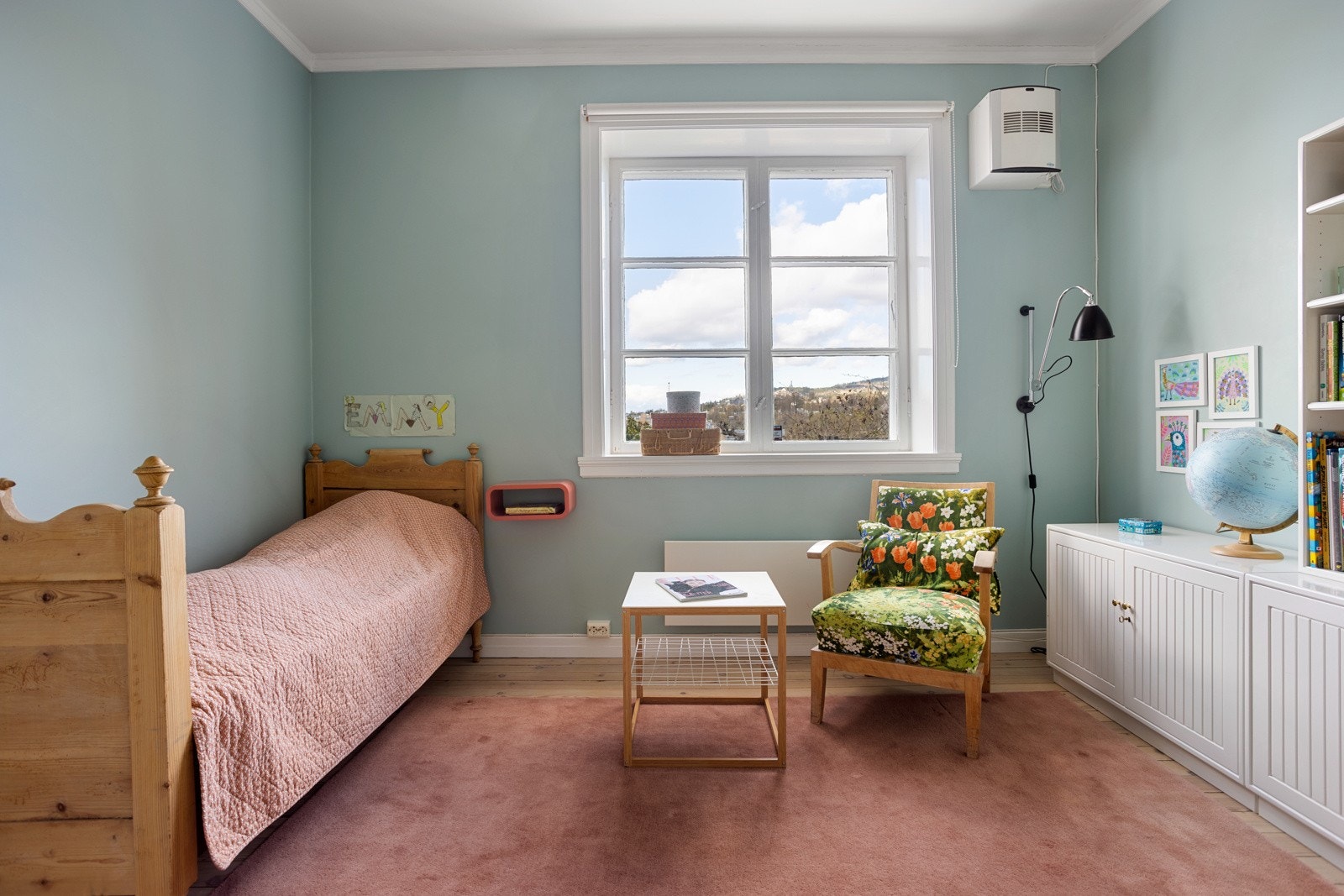 Det er god plass til seng, kontorløsning og oppbevaring med flere innrednings- og bruksmuligheter. Galleribilde