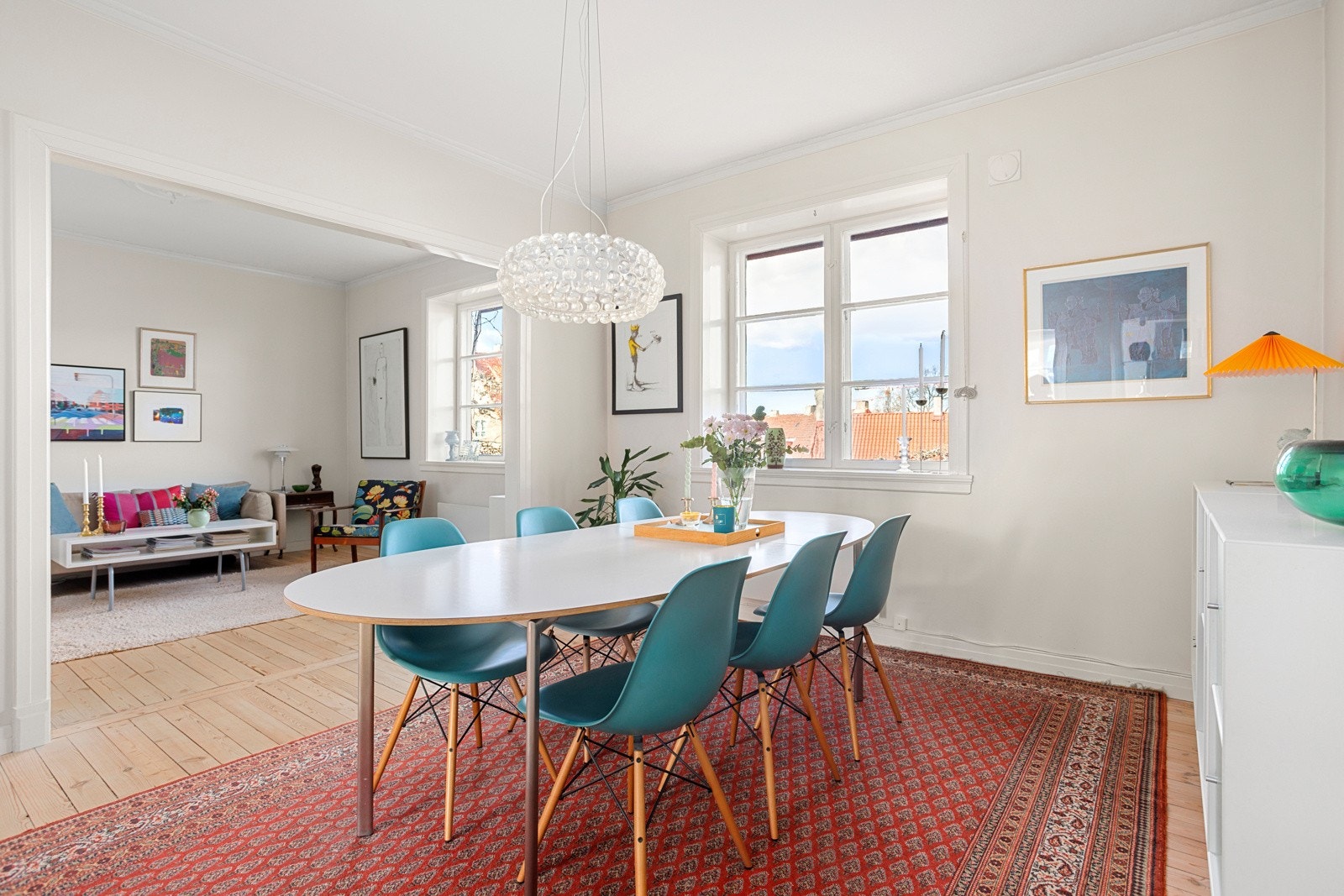 Det er lyse, rene overflater med sjarmerende og originalt tregulv. Takhøyden i stuen er på 2,71 meter og skaper en luftig og behagelig romfølelse. Galleribilde