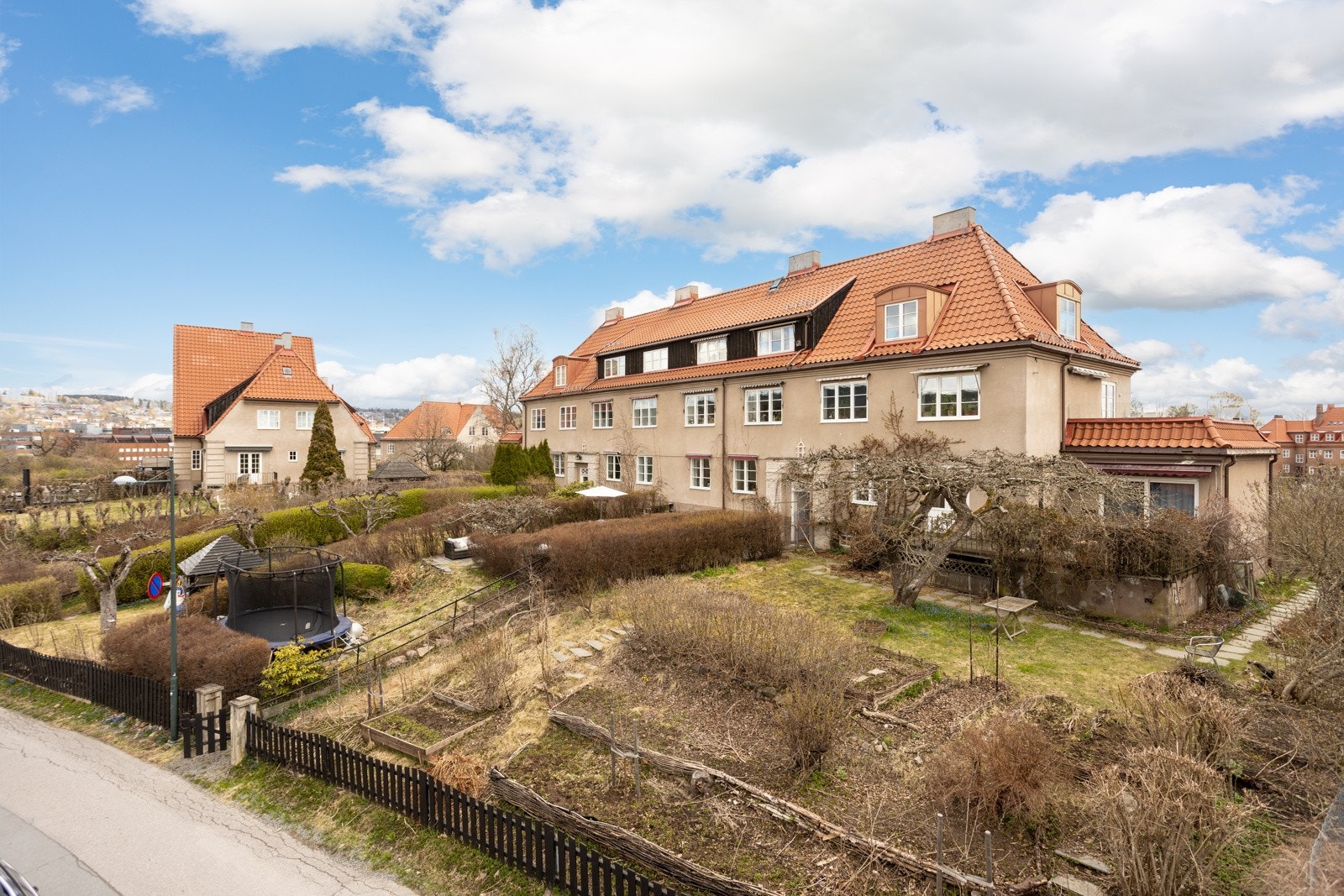Beliggenheten ligger skjermet og idyllisk til, og ligger rett ved Eventyrplassen - et perfekt lekeareal for barna i nabolaget. Galleribilde