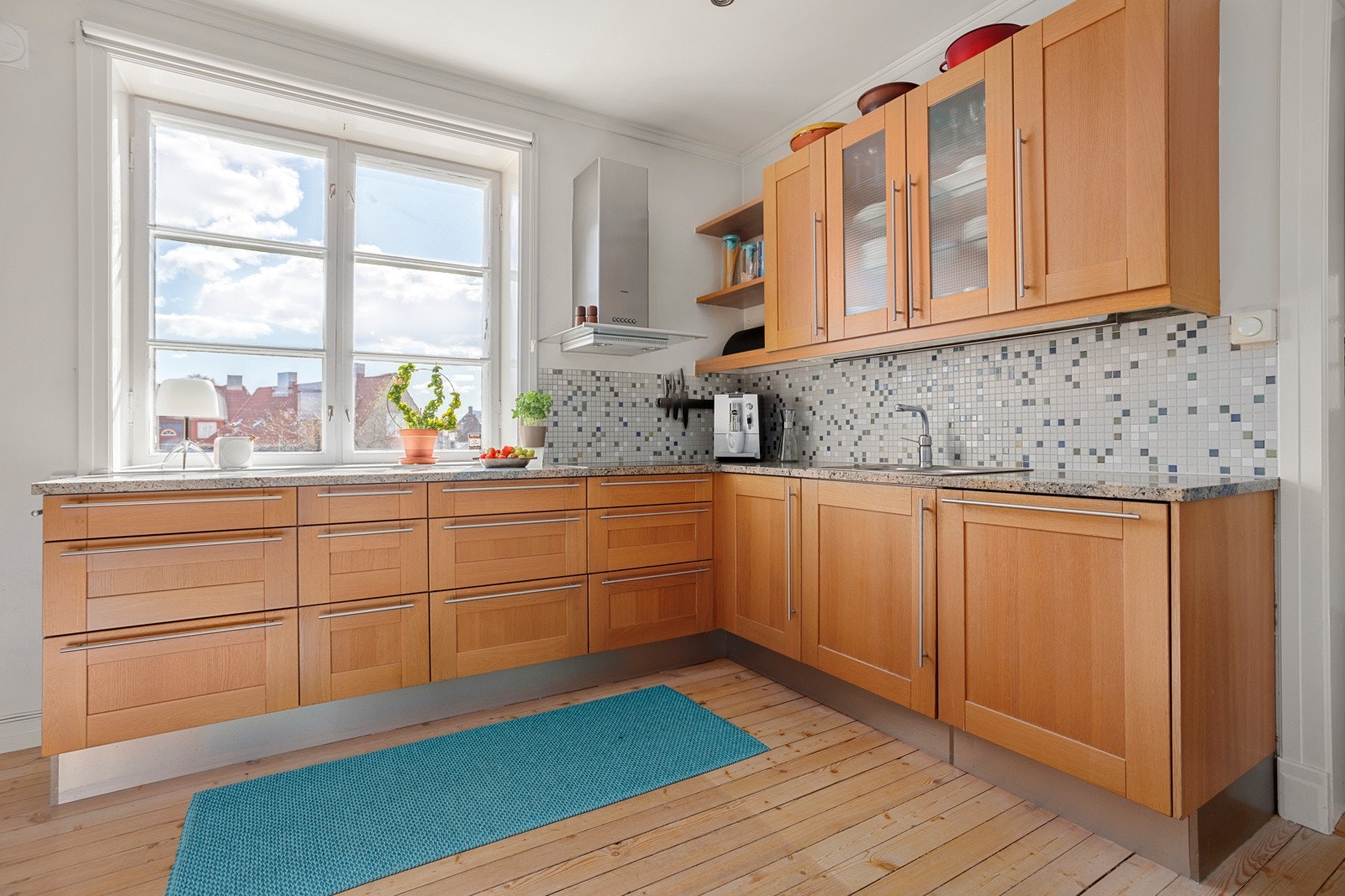 Innredningen består av granitt benkeplate, fliser over benk, ventilator vifte og nedfelt kum. Videre er det integrert komfy, platetopp og oppvaskmaskin. Galleribilde