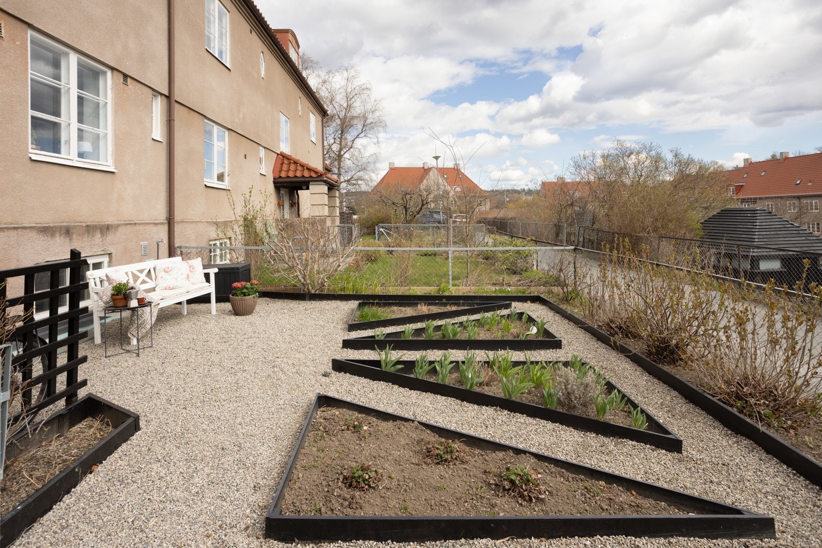 Hageparsellen ved inngangspartiet er nydelig opparbeidet med ulike prydbusker og beplantning. Galleribilde