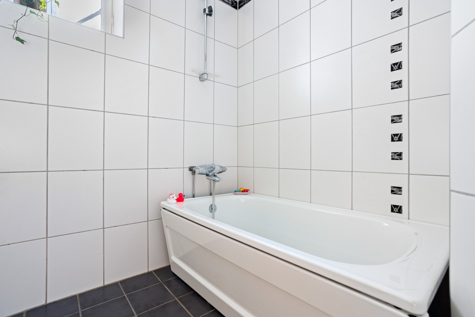 Det er flislagt gulv med elektriske varmekabler, flislagte veggflater og malt innvendig tak med downlights. Galleribilde