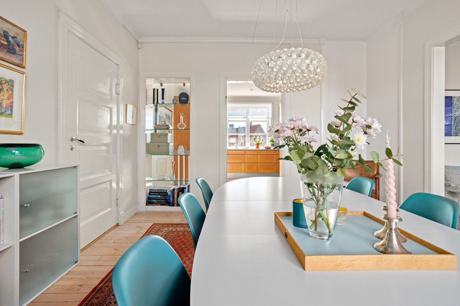 Kjøkkenet ligger i en skjermet løsning, men samtidig i en fin og sosial tilknytning til spisestuen. Galleribilde