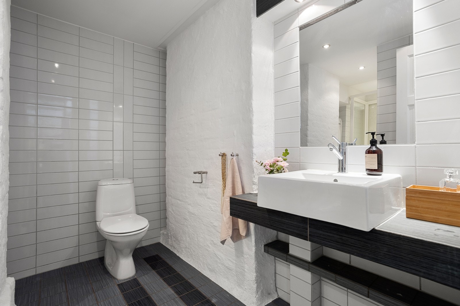 Badet er fra 2005, og er utstyrt med wc, servant, dusjkabinett og opplegg for vaskemaskin og tørketrommel. Galleribilde