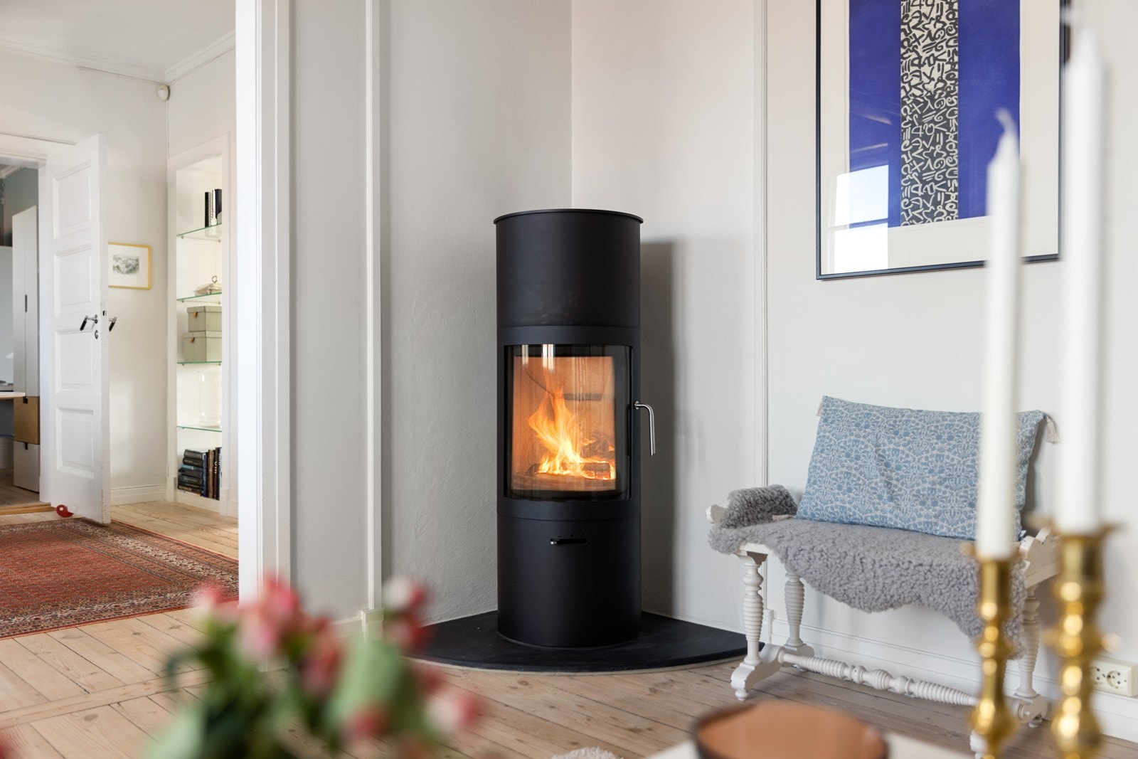 Stuen har en lun og stemningsfull peisovn som varmer godt på kalde dager. Galleribilde