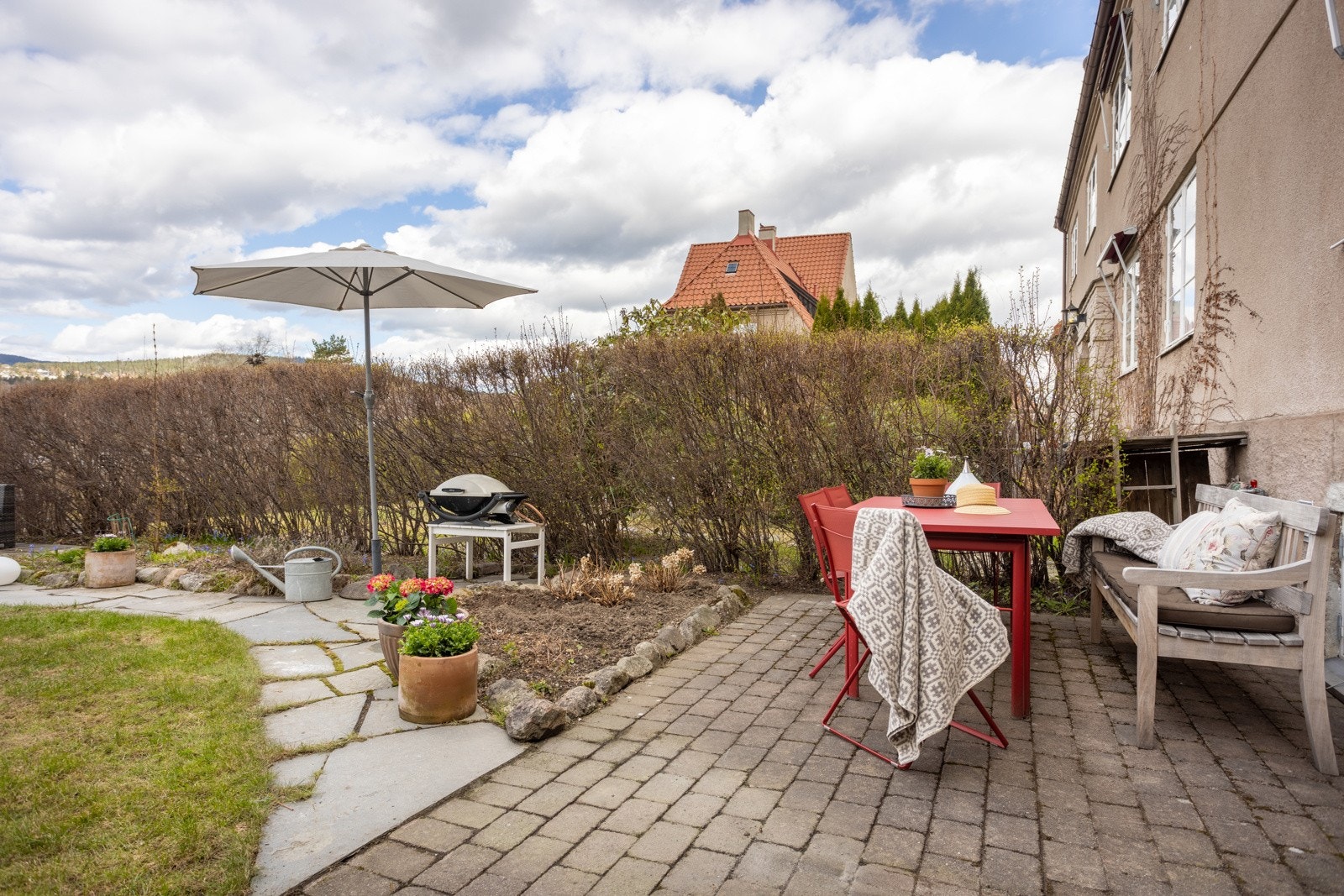 Hagen byr på god plass til både lek og moro, samt soner for hygge og avslapning. En uteplass som er til glede hele året rundt. Galleribilde