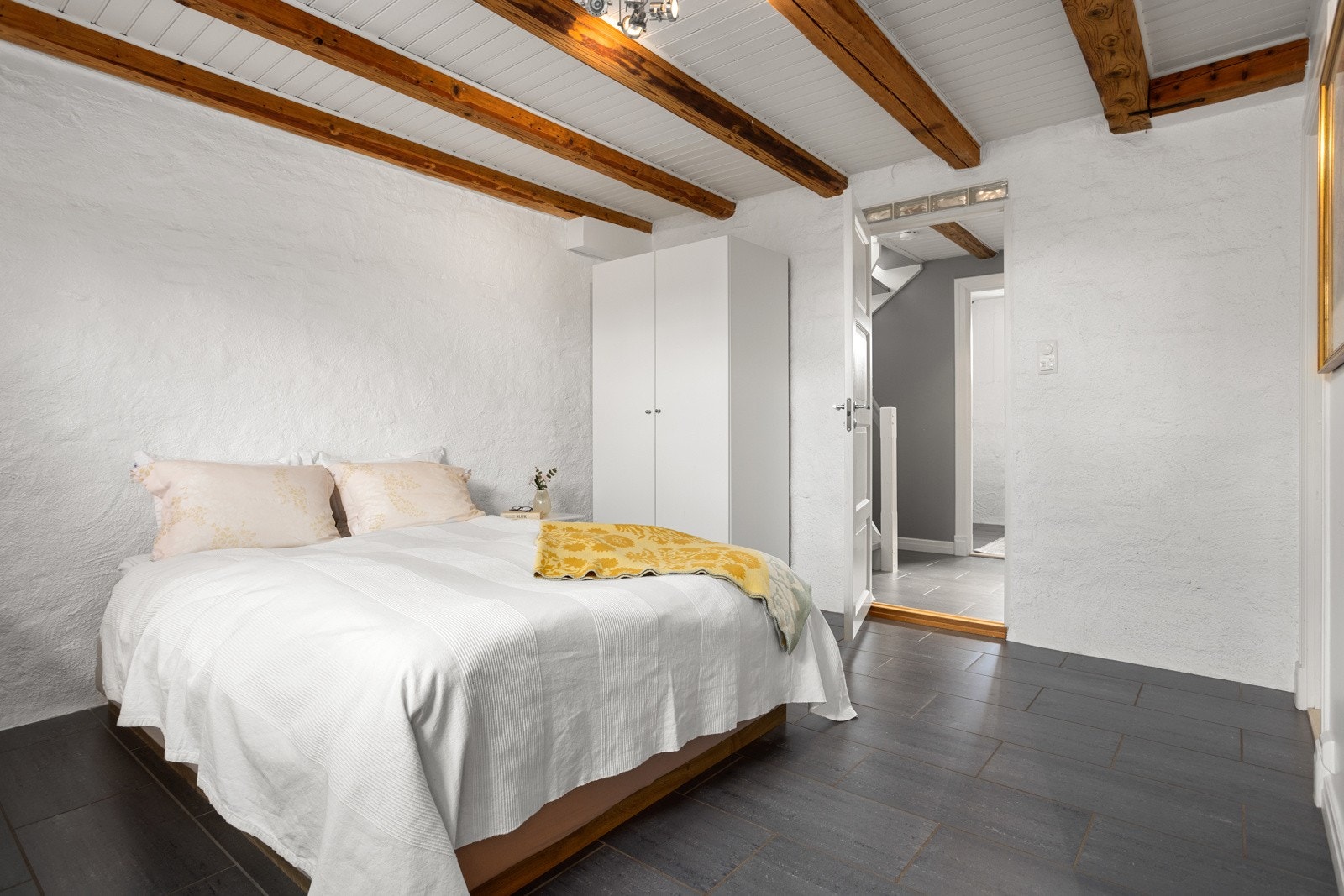 Hovedsoverommet er av meget god størrelse, og har god plass til dobbeltseng med tilhørende møblement og øvrig soveromsmøblement. Galleribilde