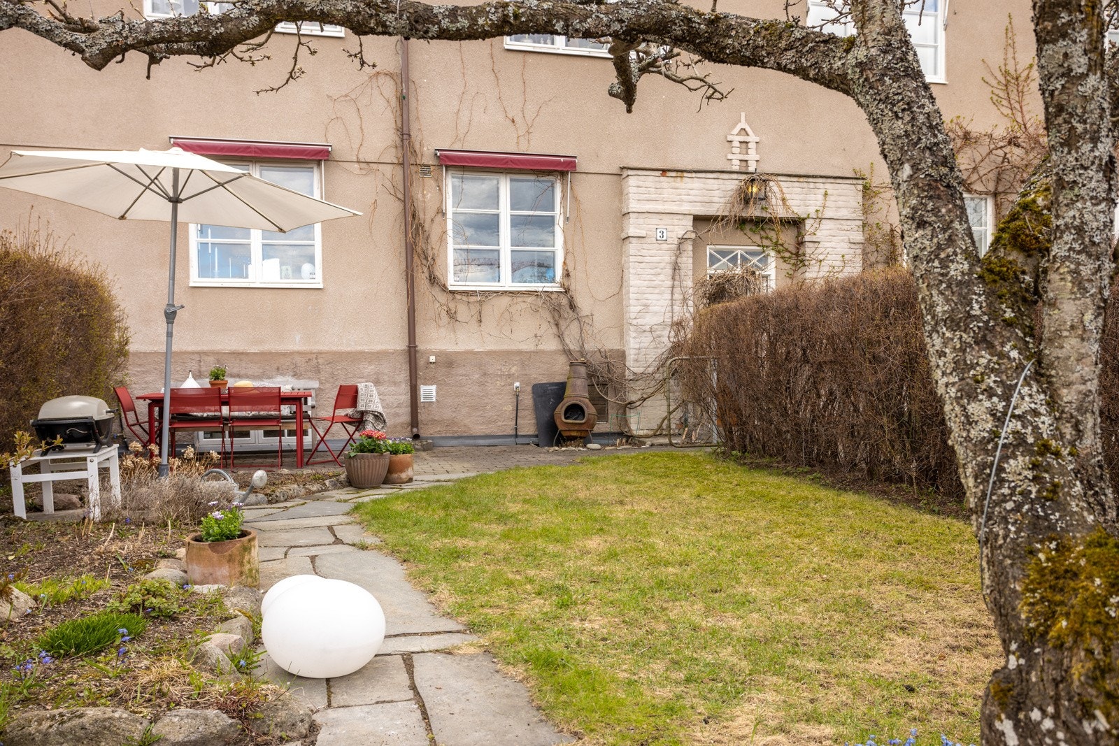 Her kan man forflytte seg etter solen og nyte den fra tidlig morgen til sen ettermiddag. Galleribilde