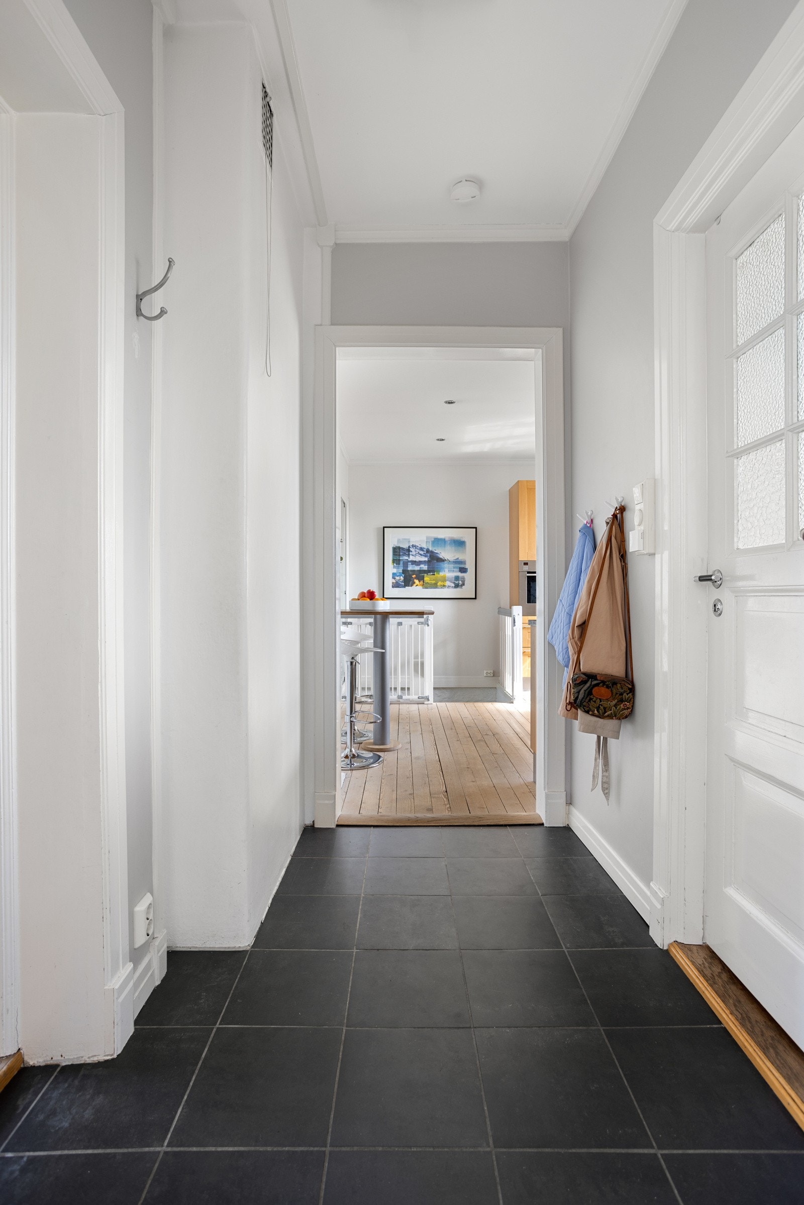Hyggelig entré med god plass til oppbevaring av sko og yttertøy. Entréen er flislagt med varmekabler. Galleribilde