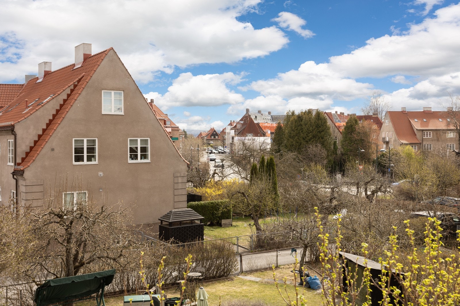 Fra kjøkkenvinduet er det fantastisk utsyn til nabolaget og helt til vakre Damplassen. Galleribilde