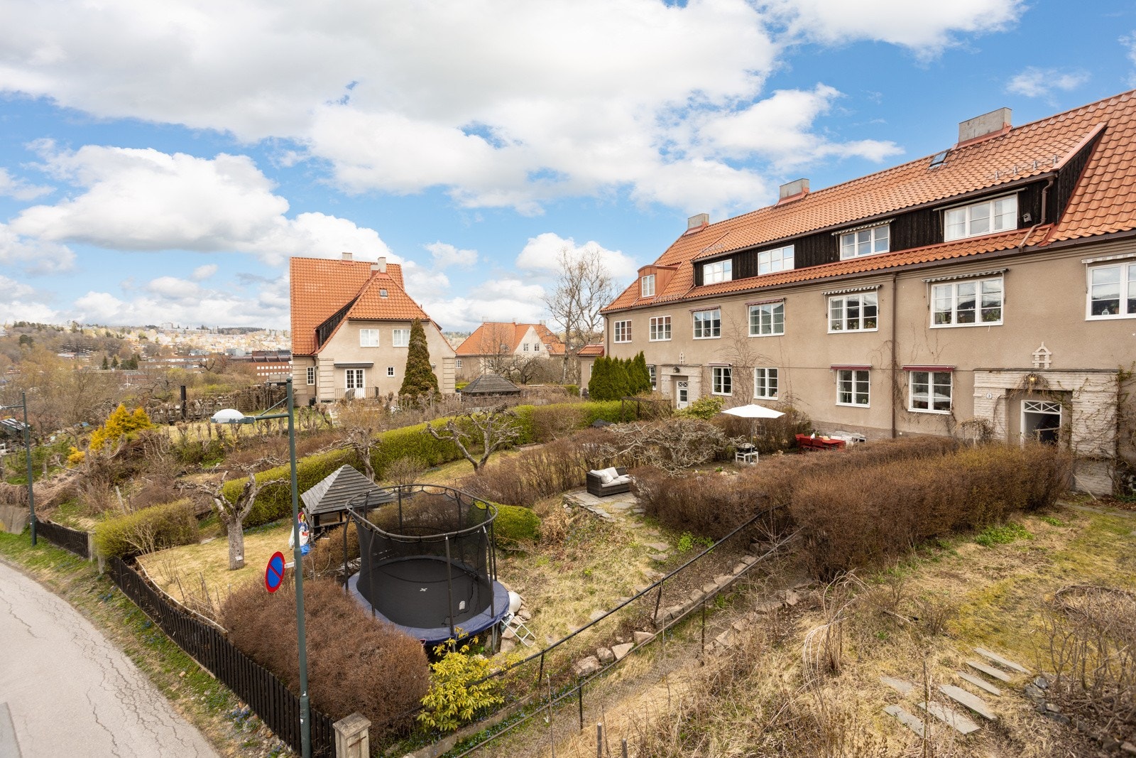 Boligen har en fantastisk beliggenhet i Ullevål Hageby, og ligger fint og solrikt til på en liten høyde. Galleribilde