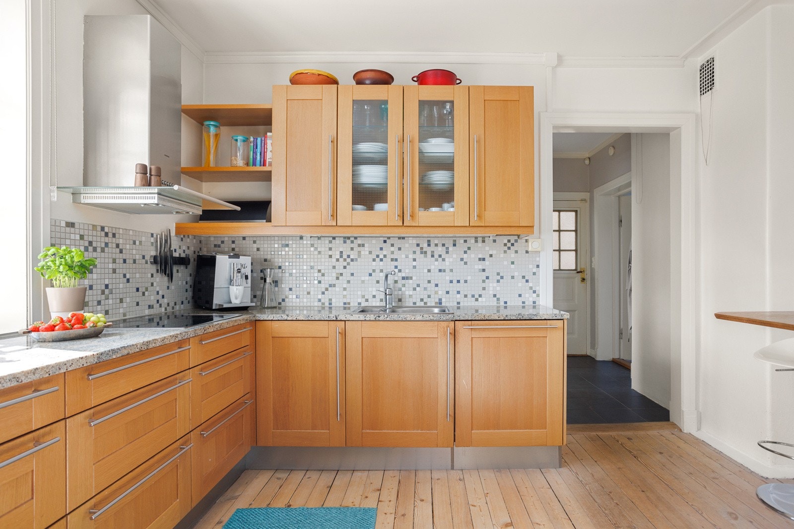 Det er rikelig med både skap- og benkeplass til matlagingen. Galleribilde