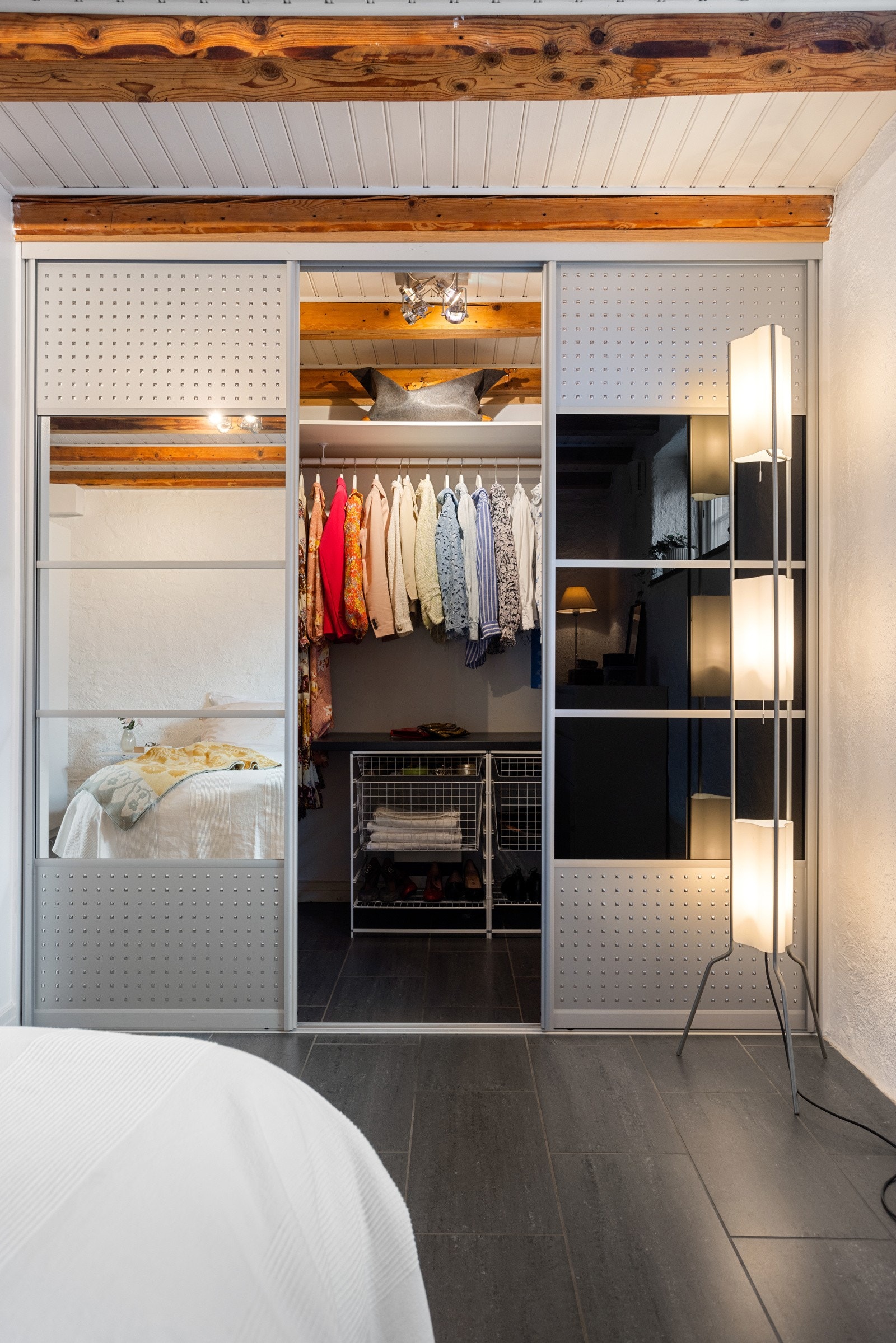 Praktisk walk-in garderobe med gode oppbevaringsmuligheter. Galleribilde