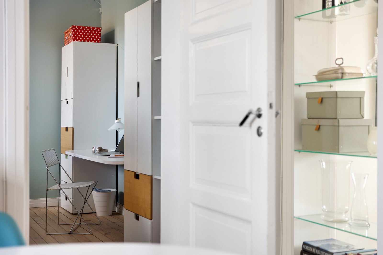 Detaljer | Fra spisestuen kommer man til ett av boligens tre soverom. Galleribilde