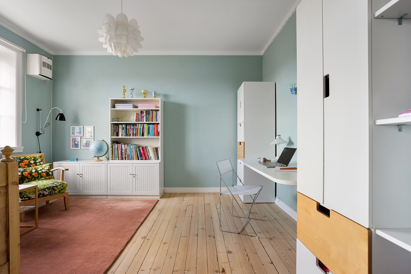 Soverommet i 1.etasje er av meget god størrelse, og kan fint innredes på flere måter. Galleribilde