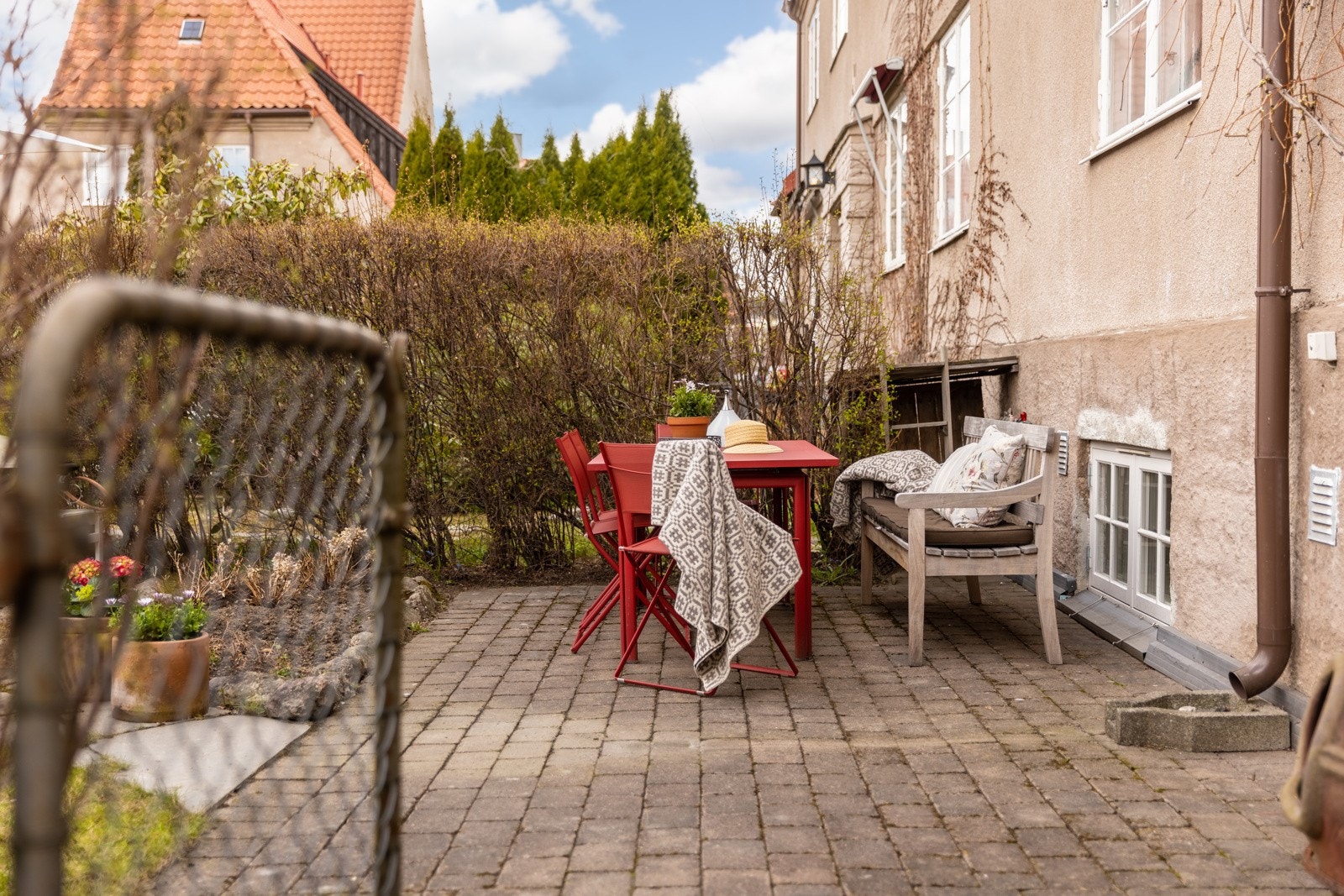Boligen har to hageparseller - en på hver side av boligen. Galleribilde