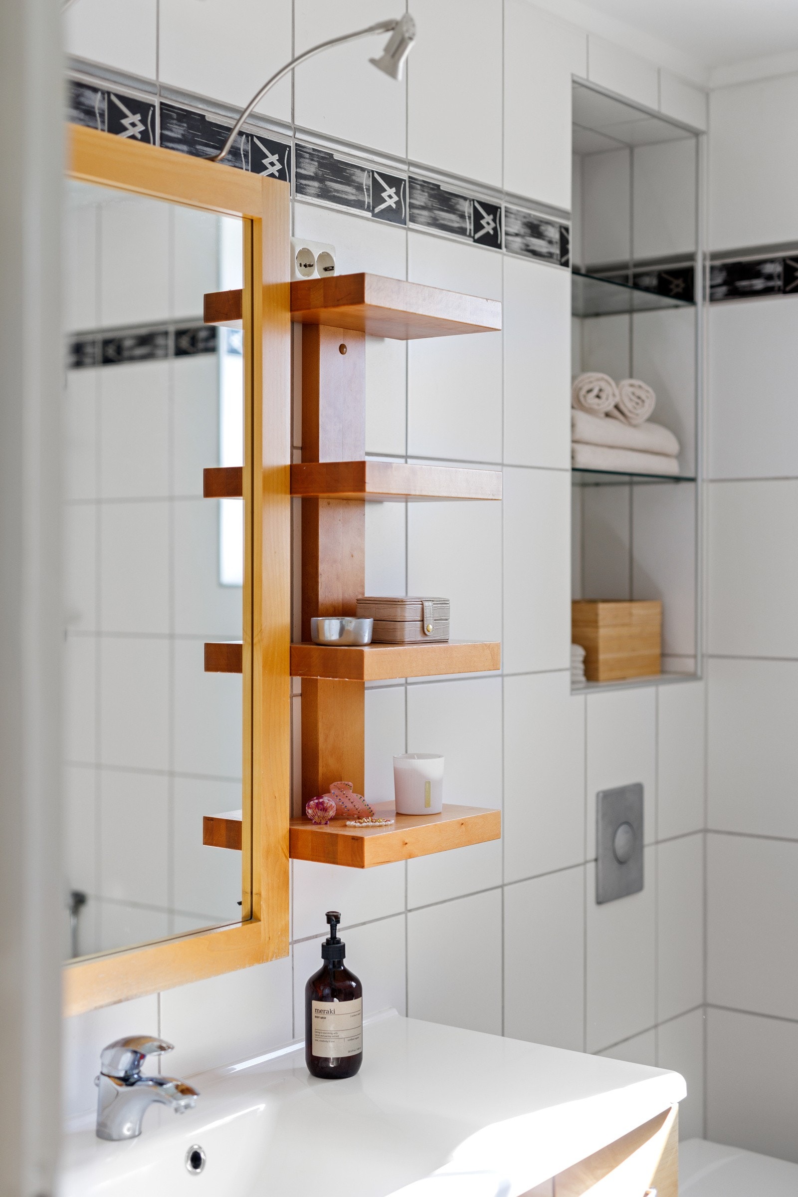 Badet er fra 2003, og er utstyrt med vegghengt wc, servant i diverse innrending og dusj i badekar. Galleribilde