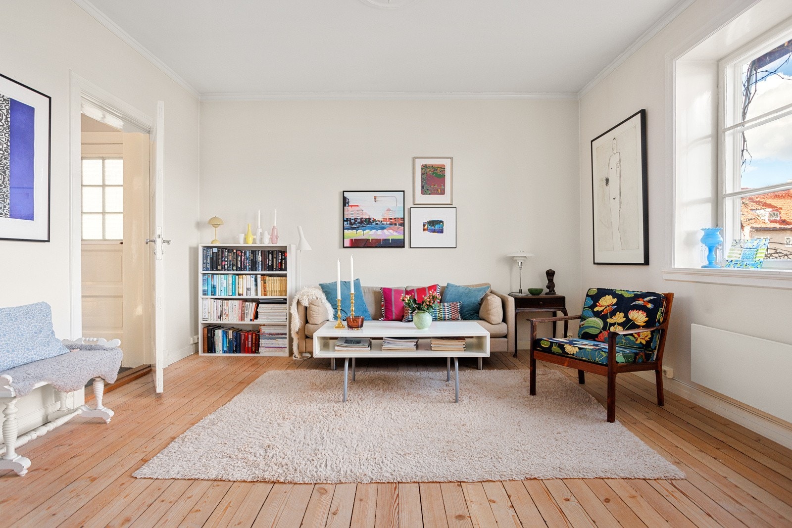 Dagligstuen har god plass til sofamøblement og øvrig innredning etter ønske. Galleribilde