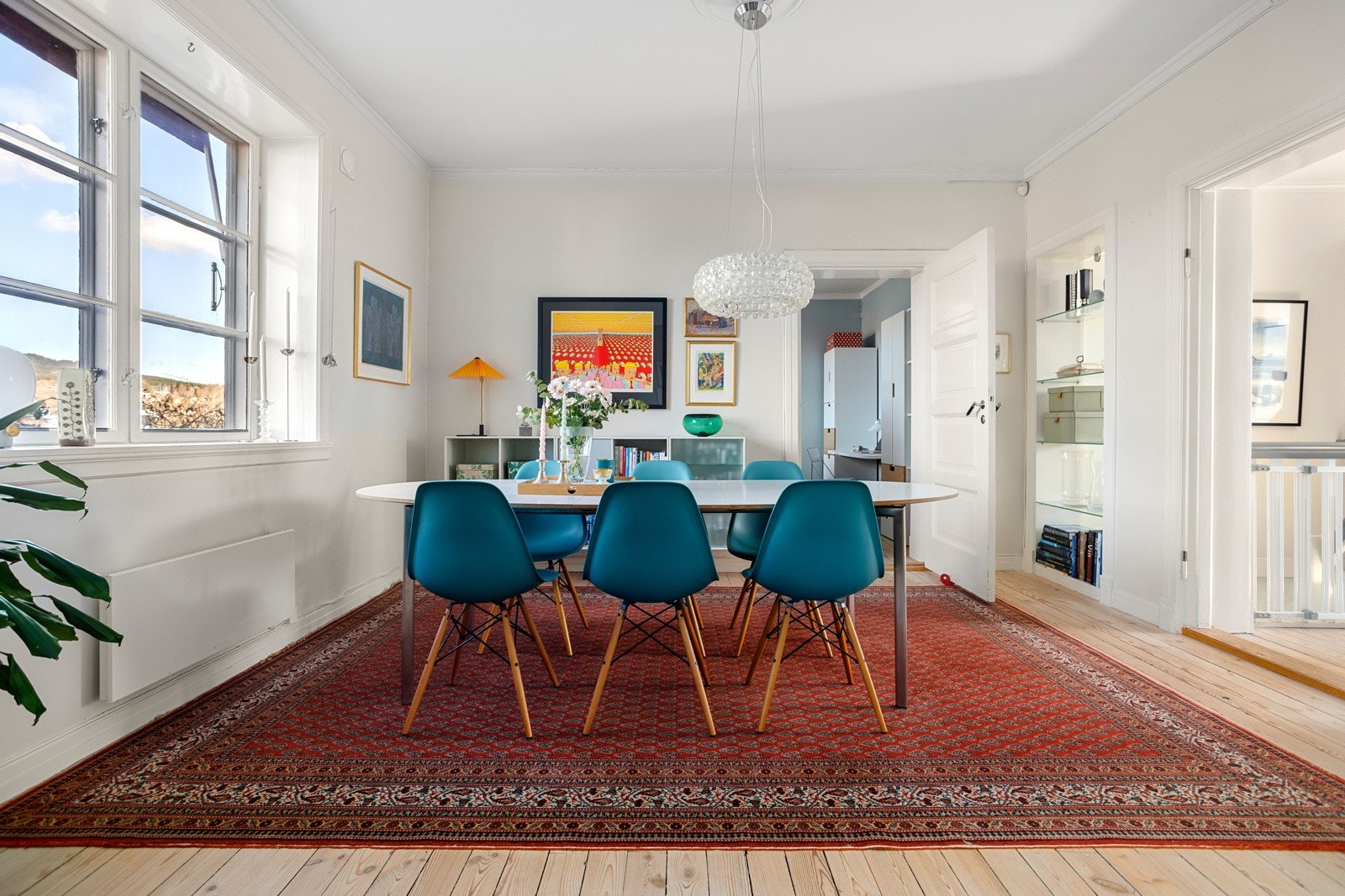 Det er god plass til langbord - et hyggelig sted å samles både i hverdagen og ved festligere anledninger. Galleribilde