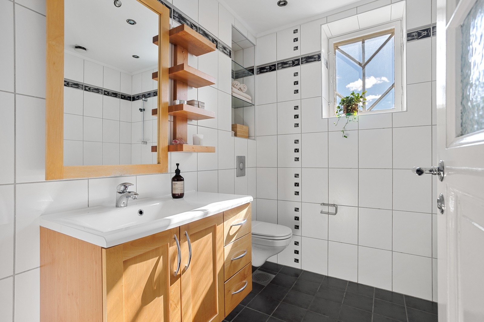 Boligen har to komplette bad - ett i hver etasje. Badet i 1.etasje ligger i fin tilknytning til entréen. Galleribilde