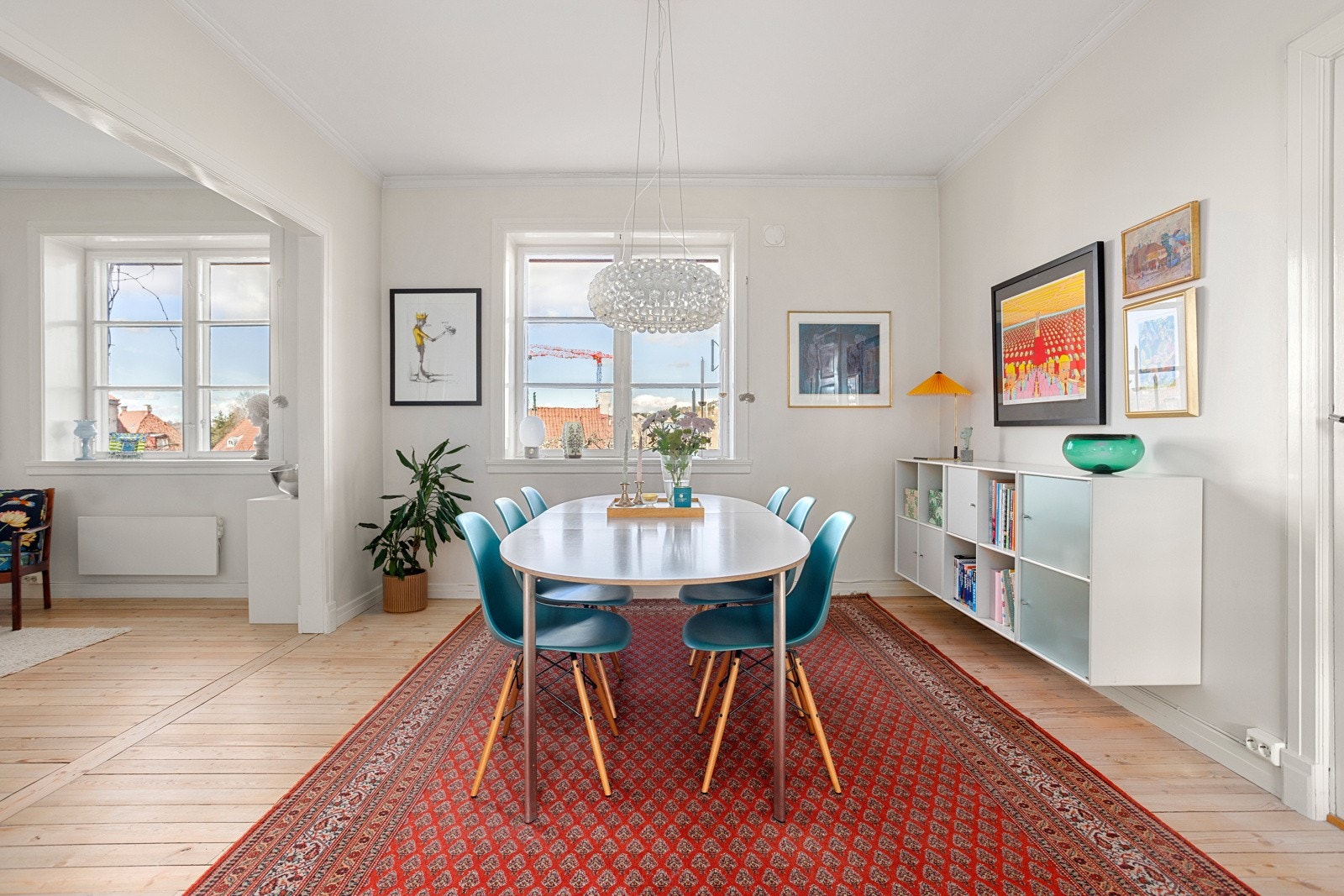 Dagligstuen og spisestuen ligger i en fin og sosial løsning mot hverandre. Galleribilde