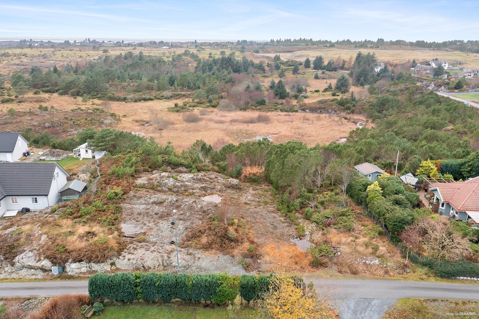Lett kupert tomt i grense mot grøntområde/landbruk i nord. Galleribilde
