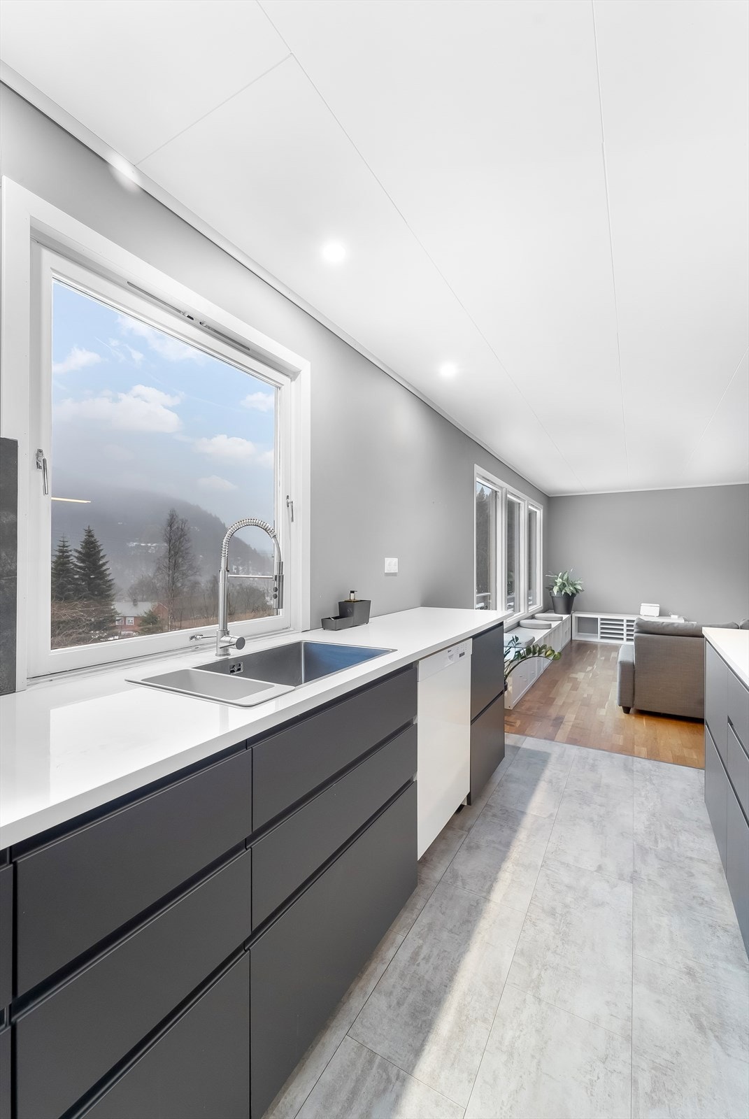 Downlights i tak samt godt med arbeidslys fra vindusflater. Galleribilde