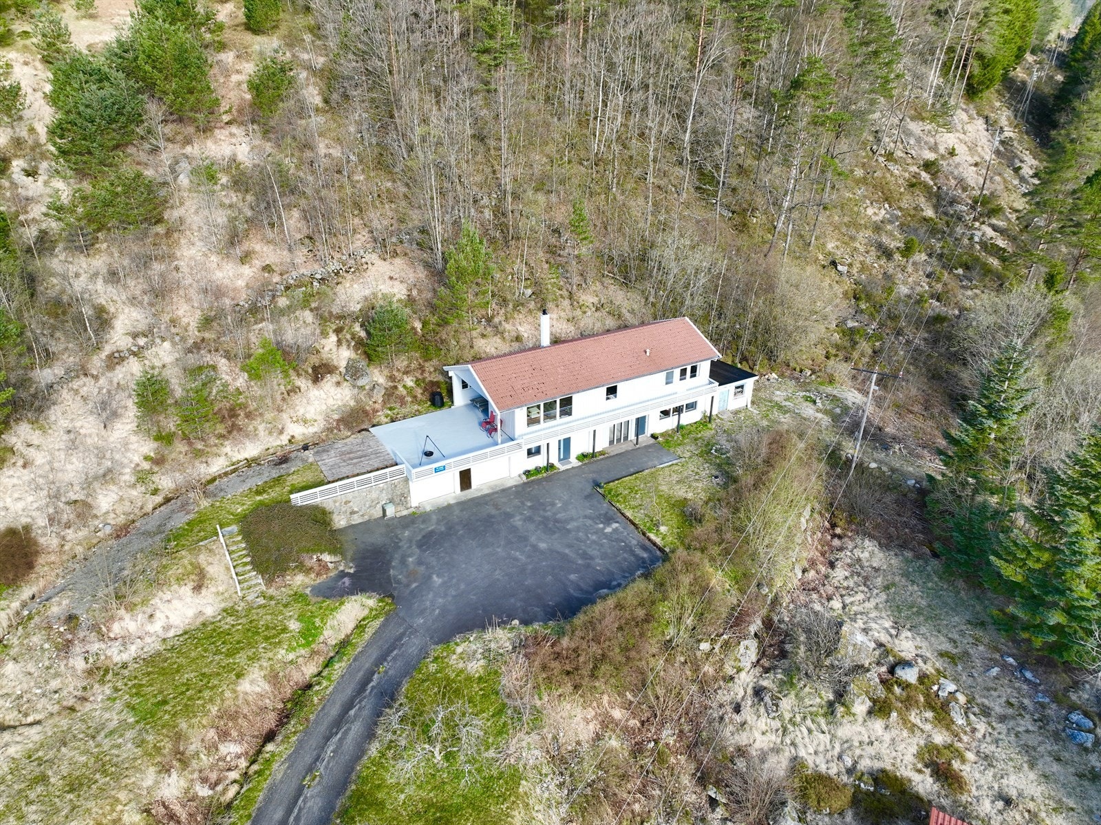 Gårdsrom med god plass til parkering i tillegg til dobbel garasje. Galleribilde