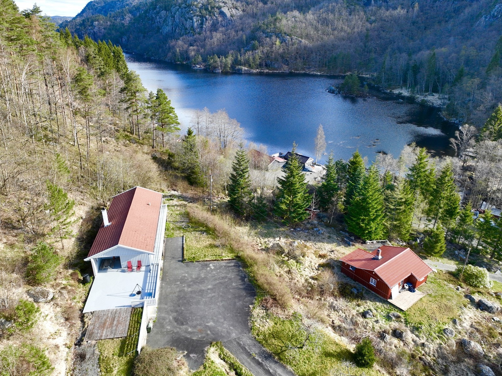 Eiendommen ligger idyllisk til på Midtfjellse, ca 6 km fra Flekkefjord sentrum. Galleribilde