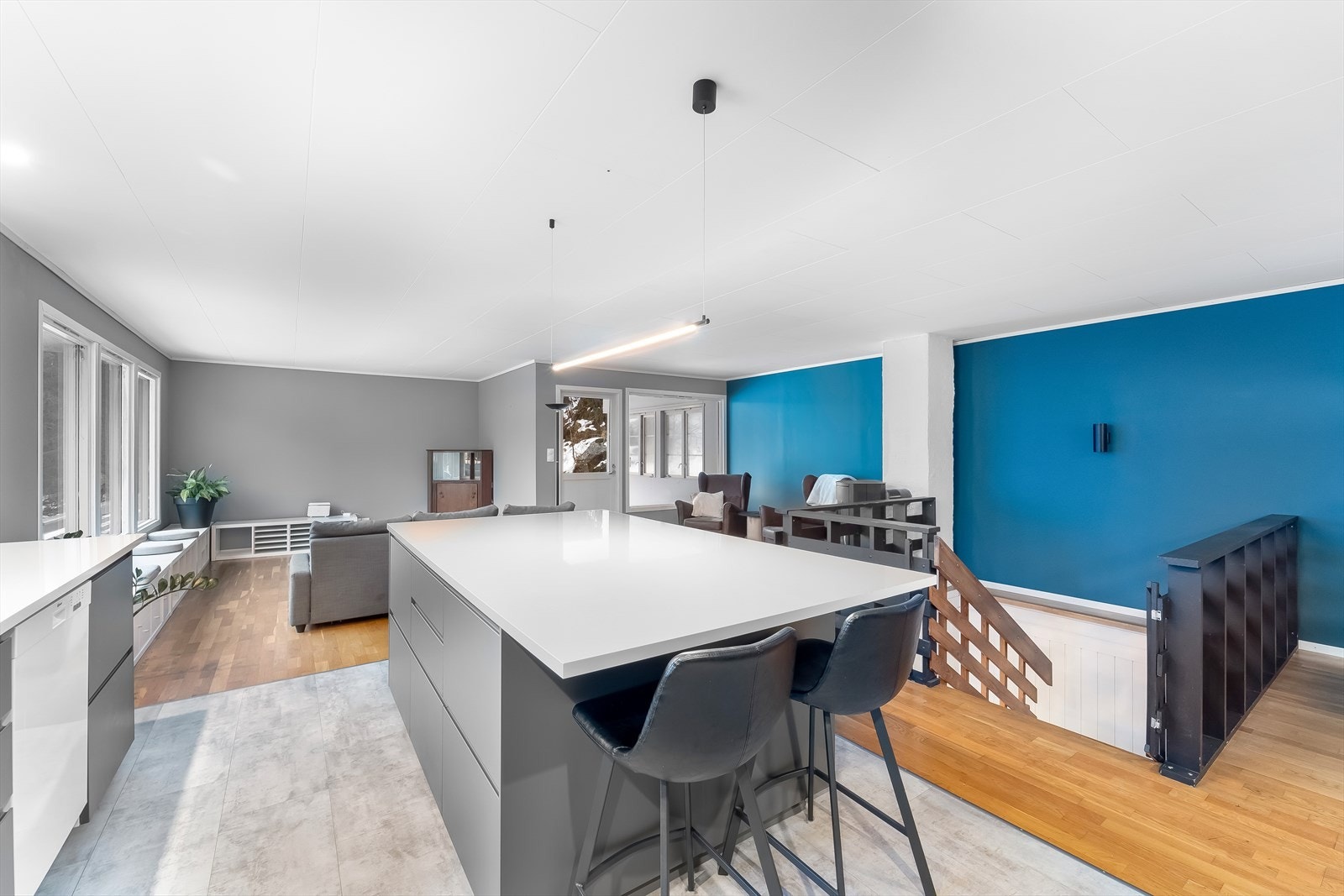 I hovedetasjen er det åpen løsning med stue og kjøkken i ett. Galleribilde