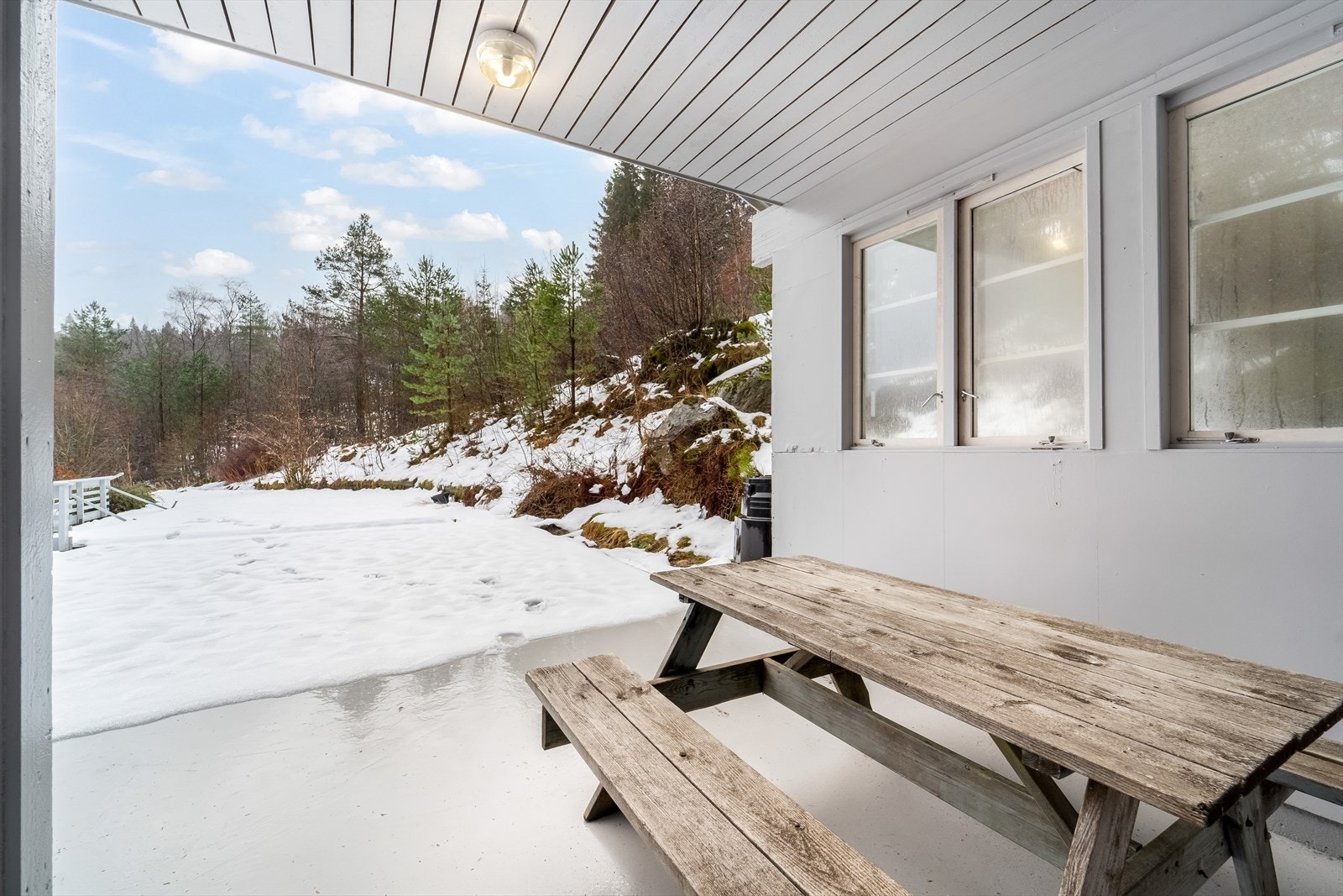 Overbygd veranda m/utgang fra stue. Galleribilde