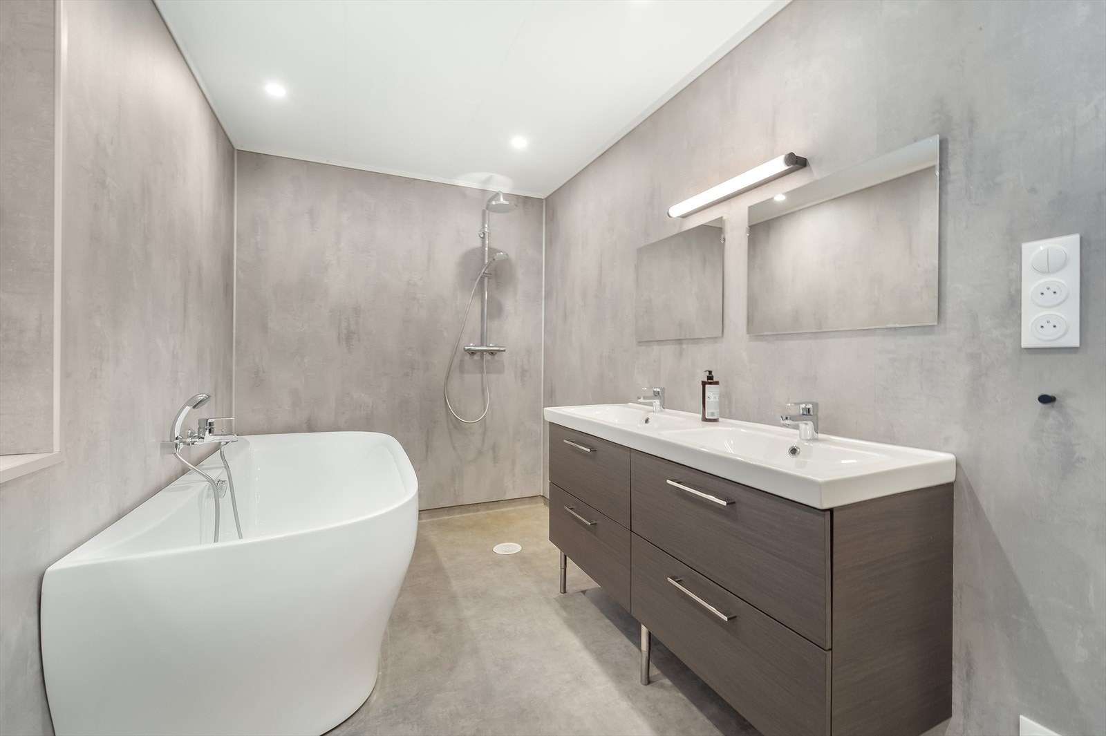 Lekkert bad i hovedetasjen med wc, badekar, dusj og dobbel servant. Galleribilde