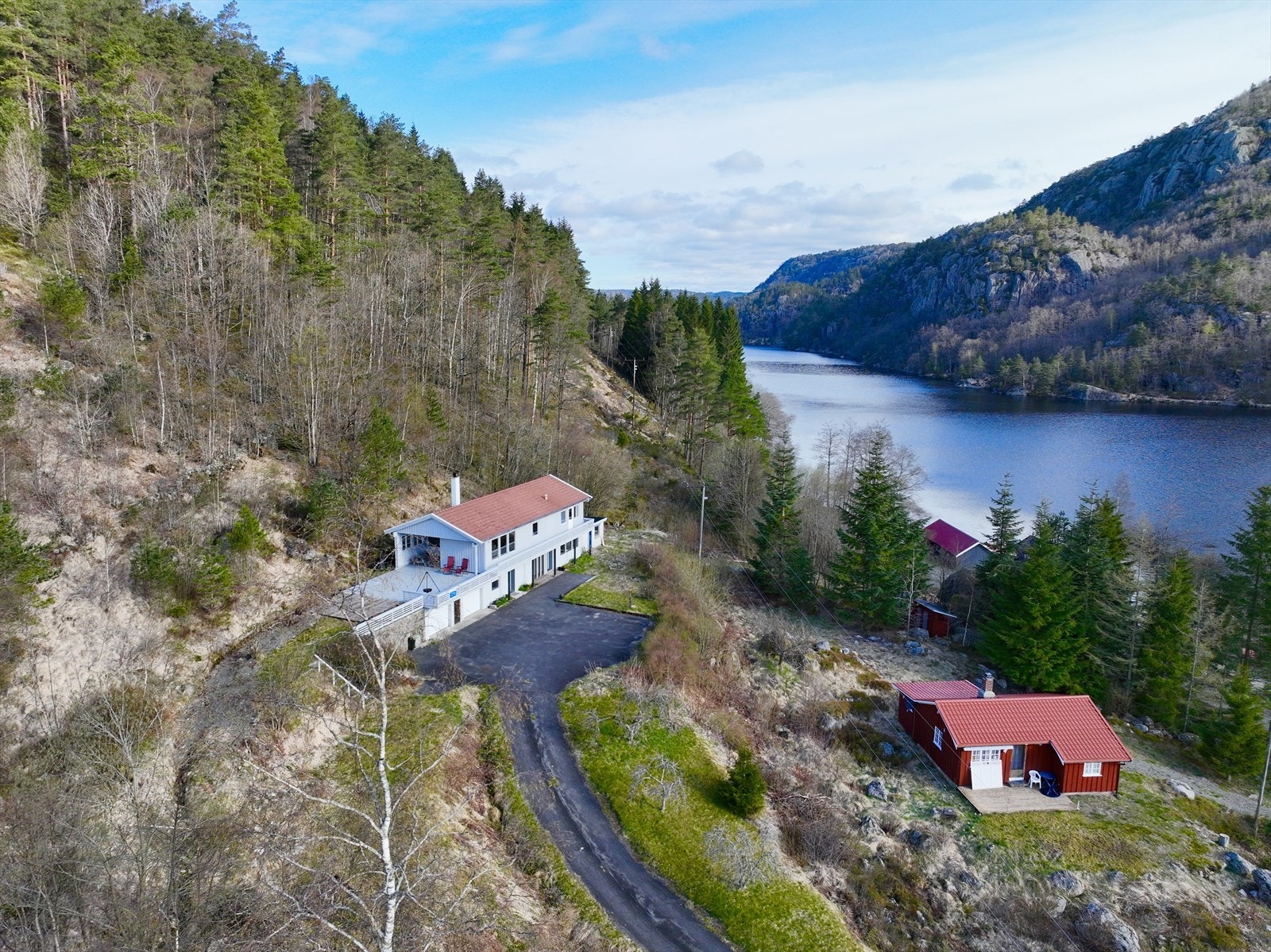 Stedet er omgitt av fjell, skog og to idylliske innlandsvann - samt utallige turområder like utenfor døra. Galleribilde