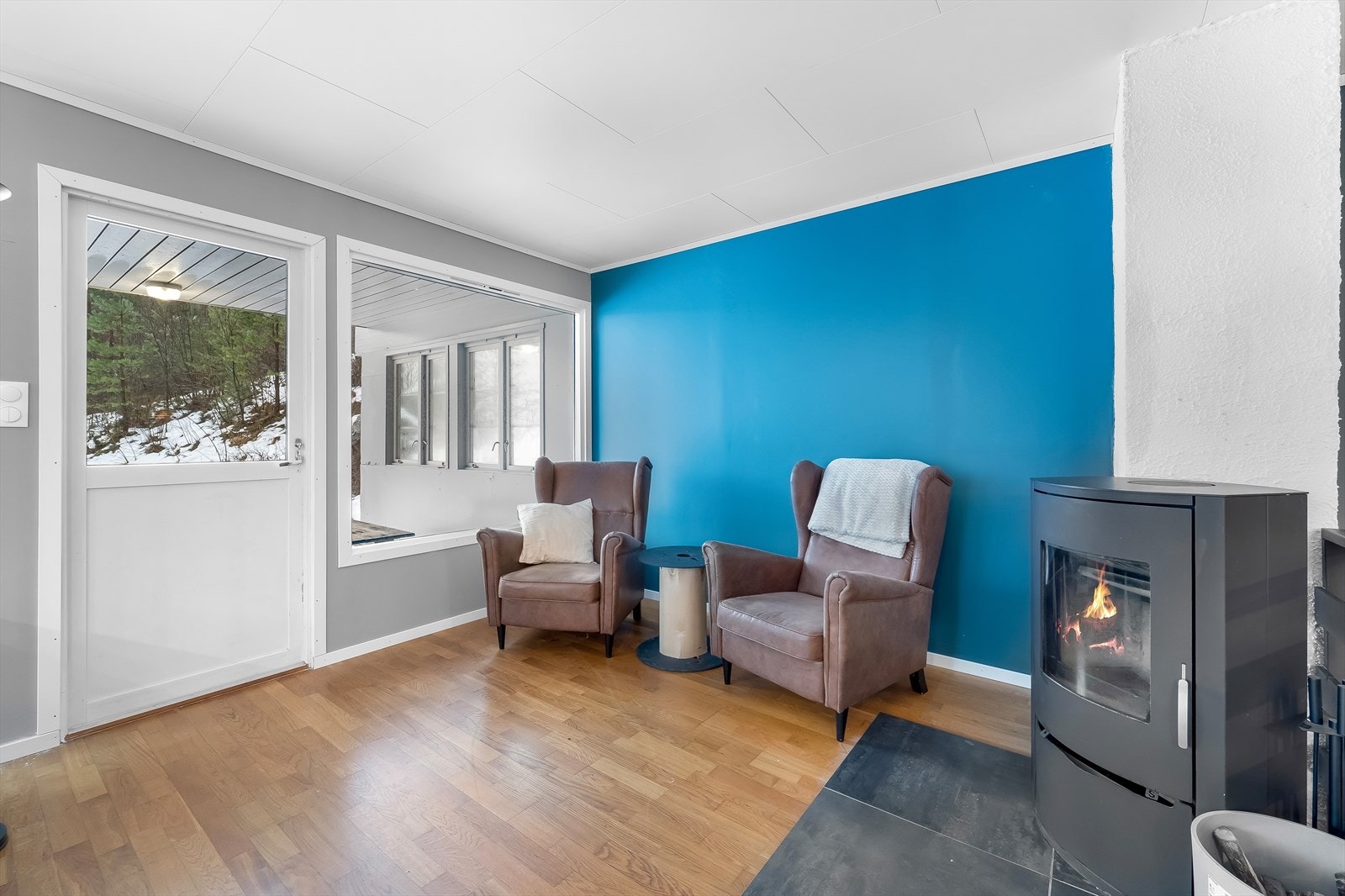 Kosekrok like ved vedovnen! Herfra har du utgang til veranda. Galleribilde