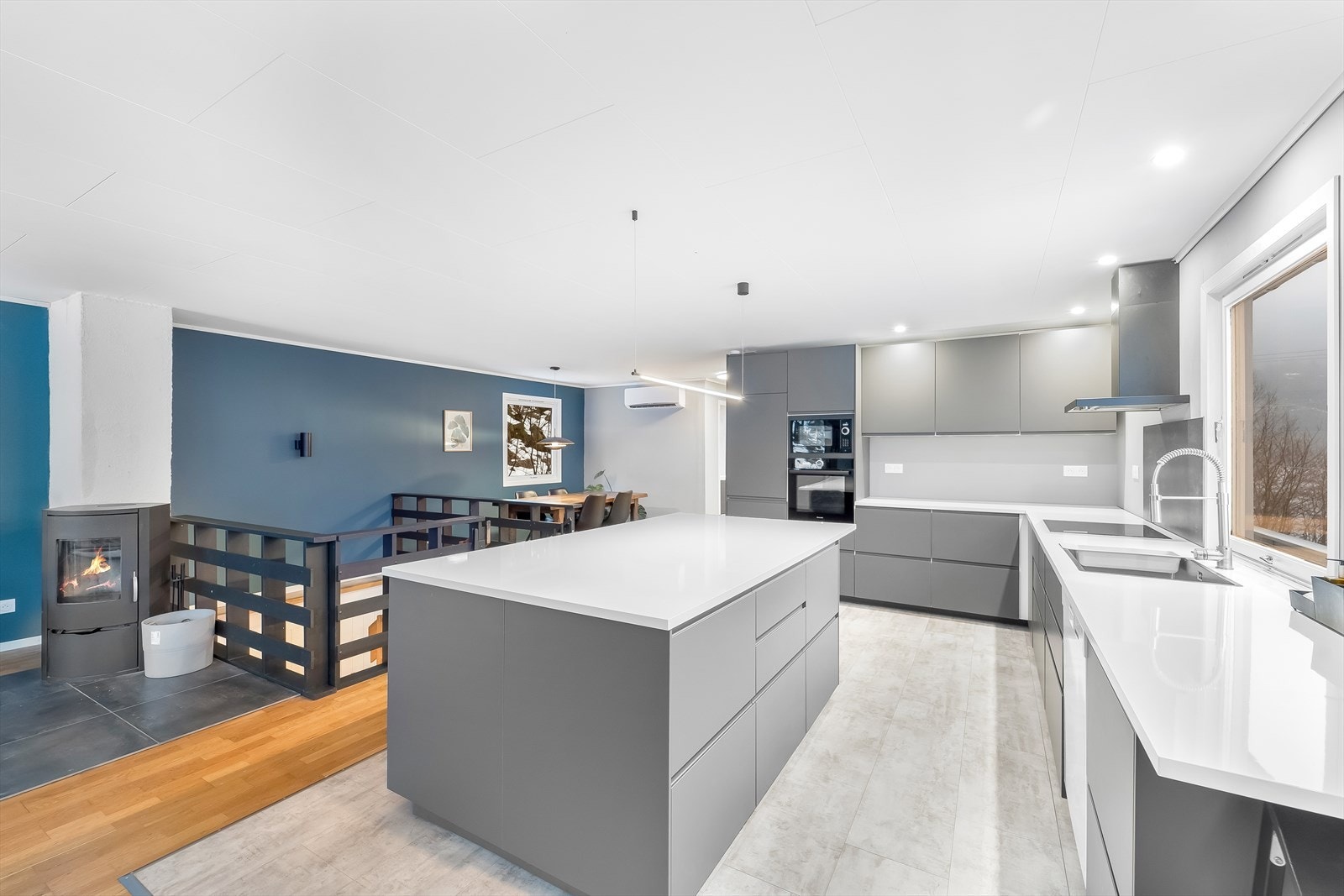 Det stilrene kjøkkenet er godt utstyrt med skap- og benkeplass. Galleribilde