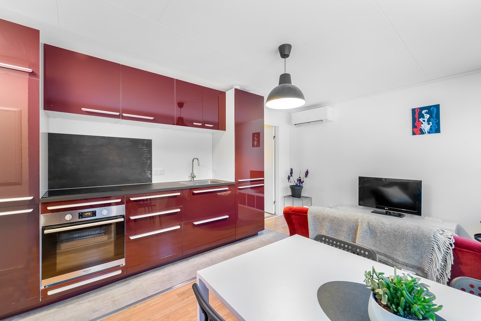 Grei kjøkkeninnredning m/integrerte hvitevarer Galleribilde