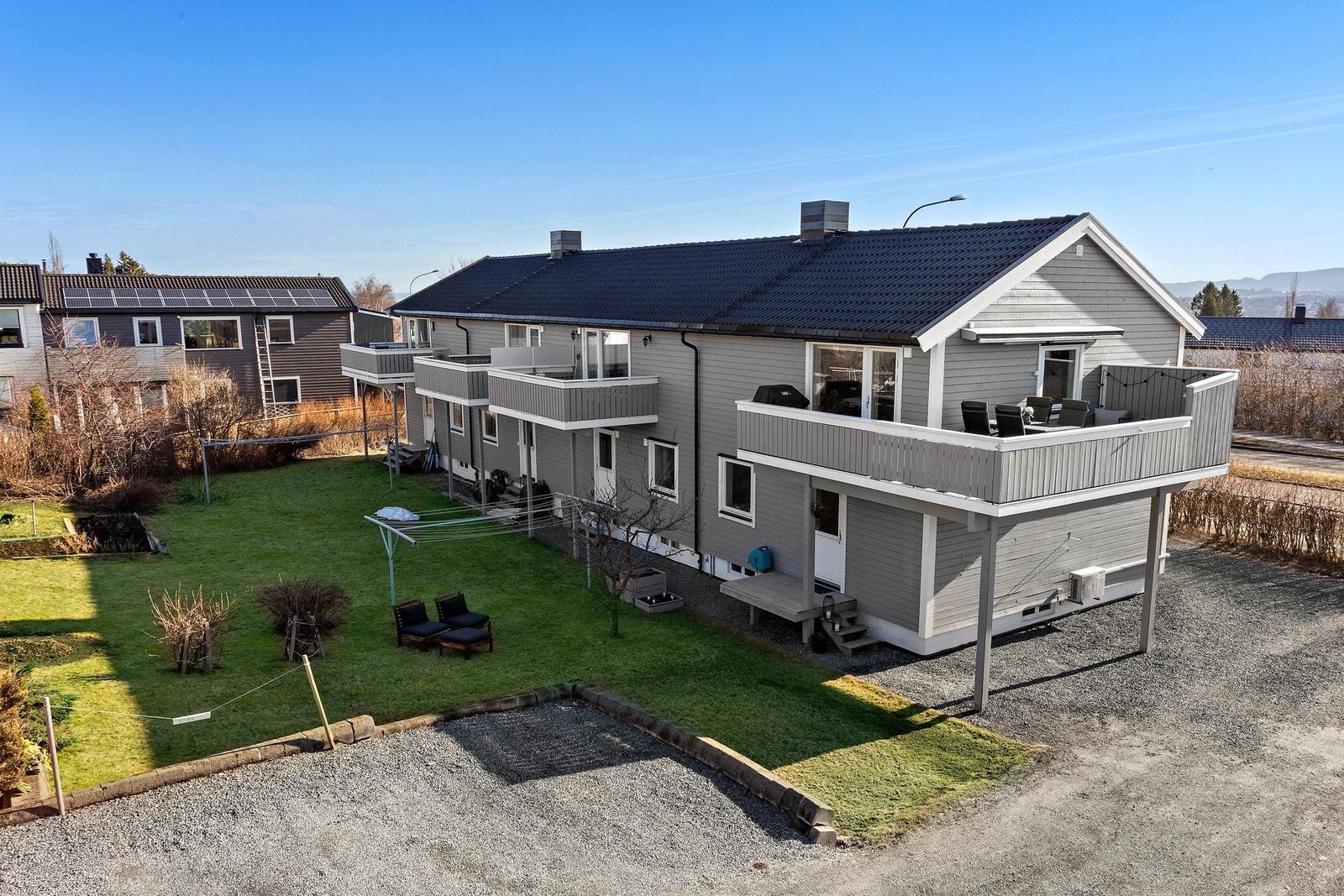 Velkommen til et flott enderekkehus over tre plan med gode solforhold og hageparsel Galleribilde