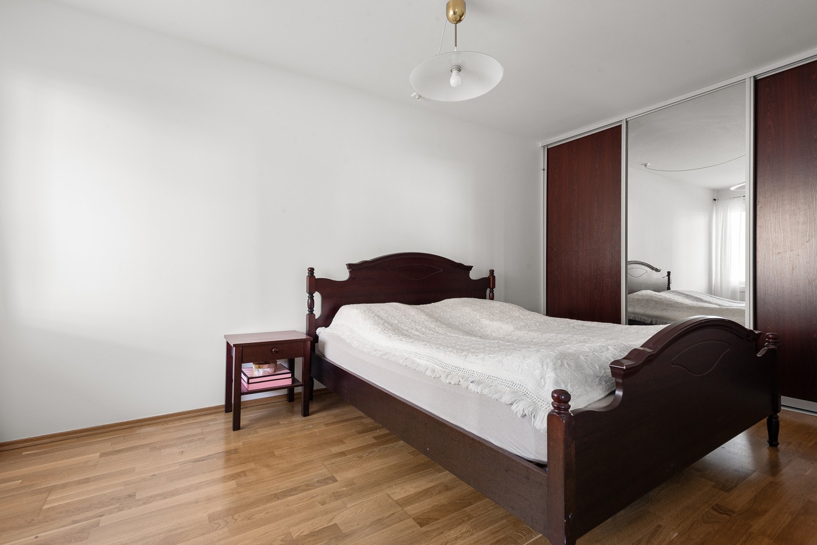 Romslig hovedsoverom med skyvedørsgarderobe fra Garderobemannen. Galleribilde