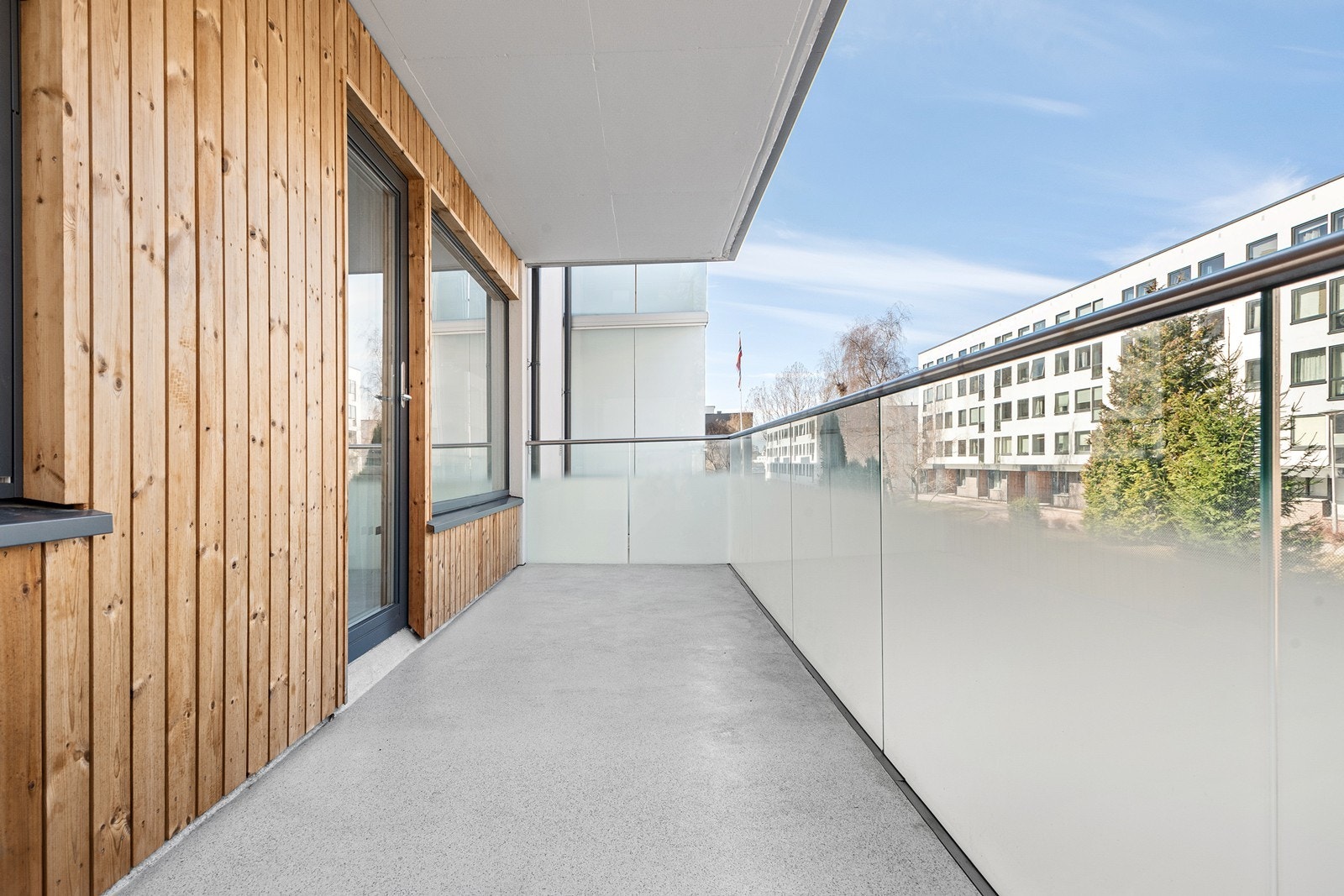 Balkongen er vestvendt og har sol fra ca. kl. 14-20 på sommeren. Galleribilde