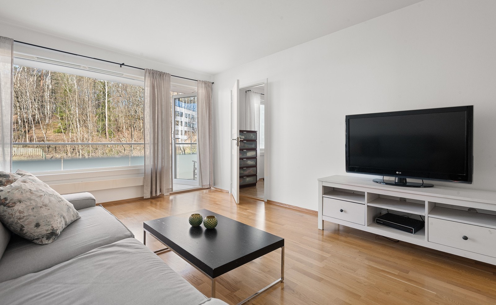 Velkommen til Hovseterveien 82 C, en meget lys, romslig og tiltalende 3-roms andelsleilighet med attraktiv beliggenhet i populære Setra borettslag. Galleribilde