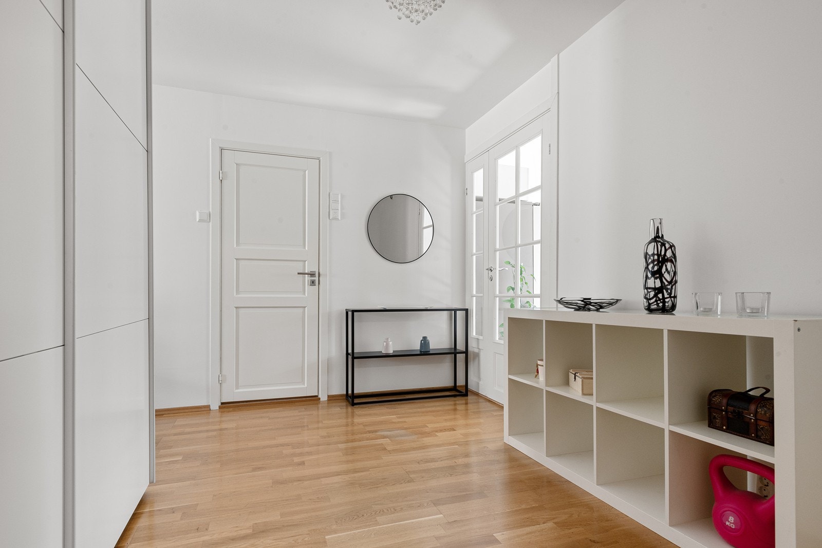 Åpen og praktisk entré med skyvedørsgarderobe. Galleribilde