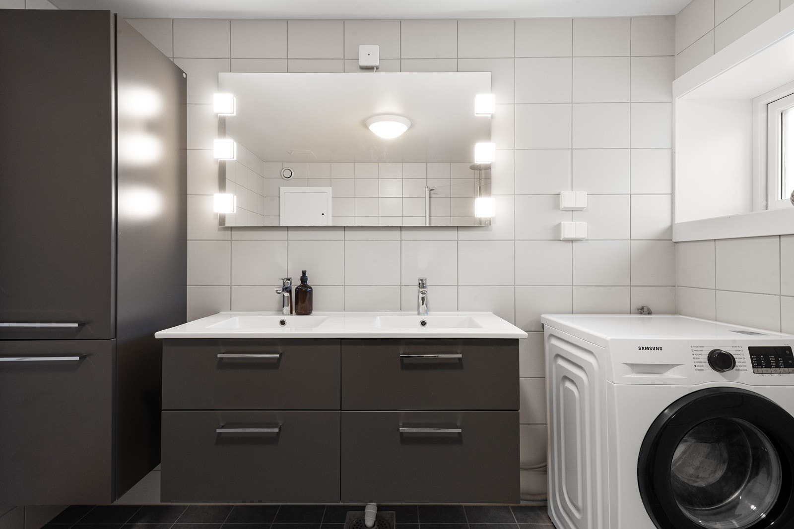 Dobbeltservant og godt med skap og skuffer. Opplegg for vaskesøyle. Varmekabler i gulv. Galleribilde