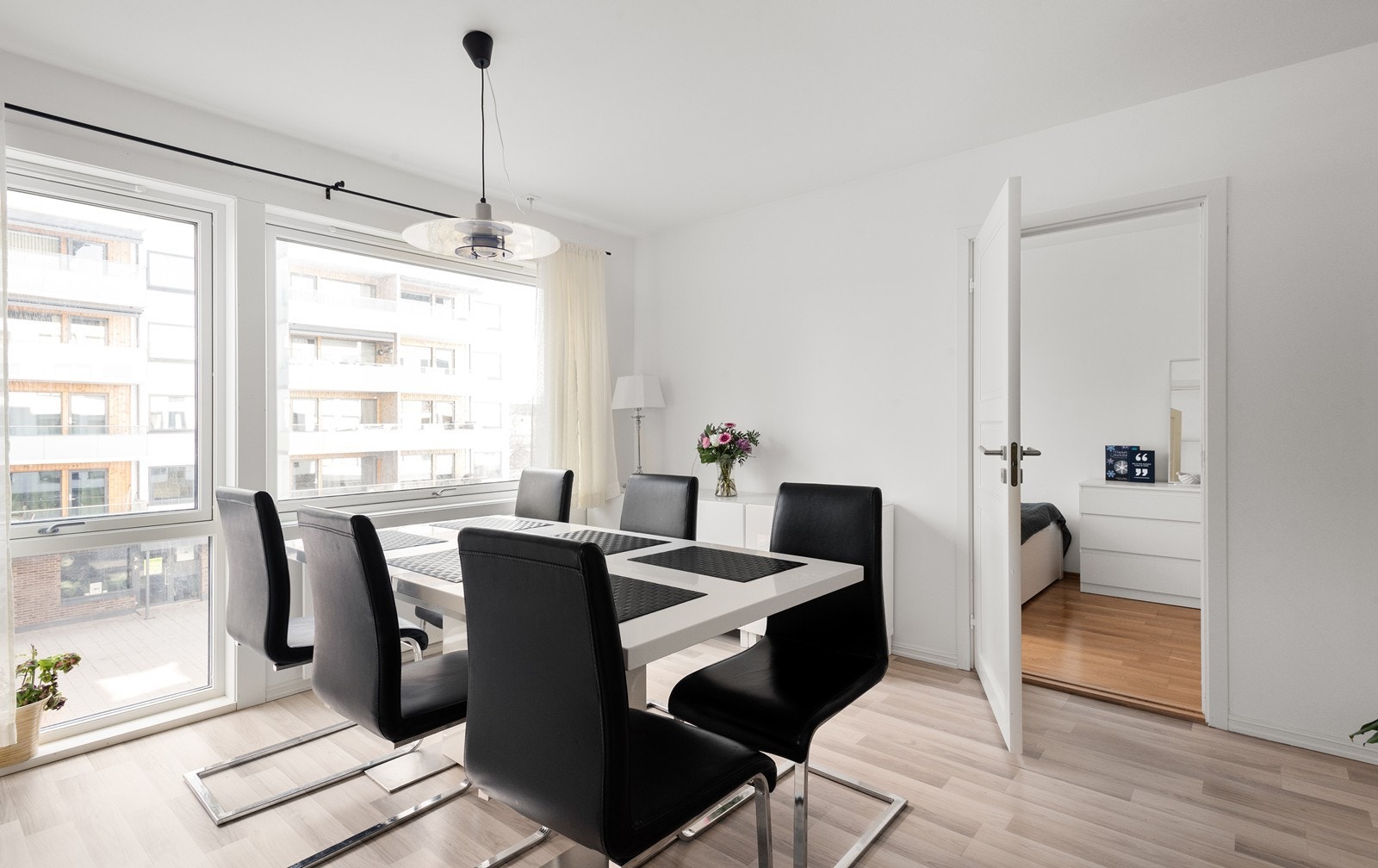 Et sosialt kjøkken med plass til mange gjester. Galleribilde